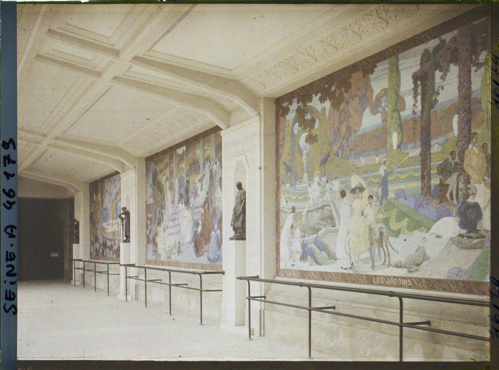Image représentant L'Exposition des arts décoratifs, la Cour des métiers, sur l'esplanade des Invalides