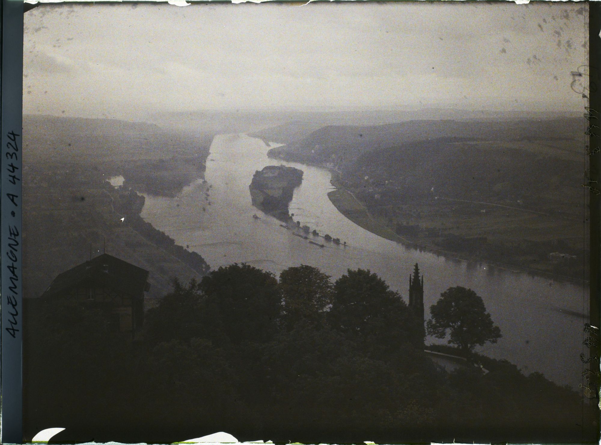 Image représentant Panorama sur le Rhin laissant apparaître l'île de Nonnenwerth