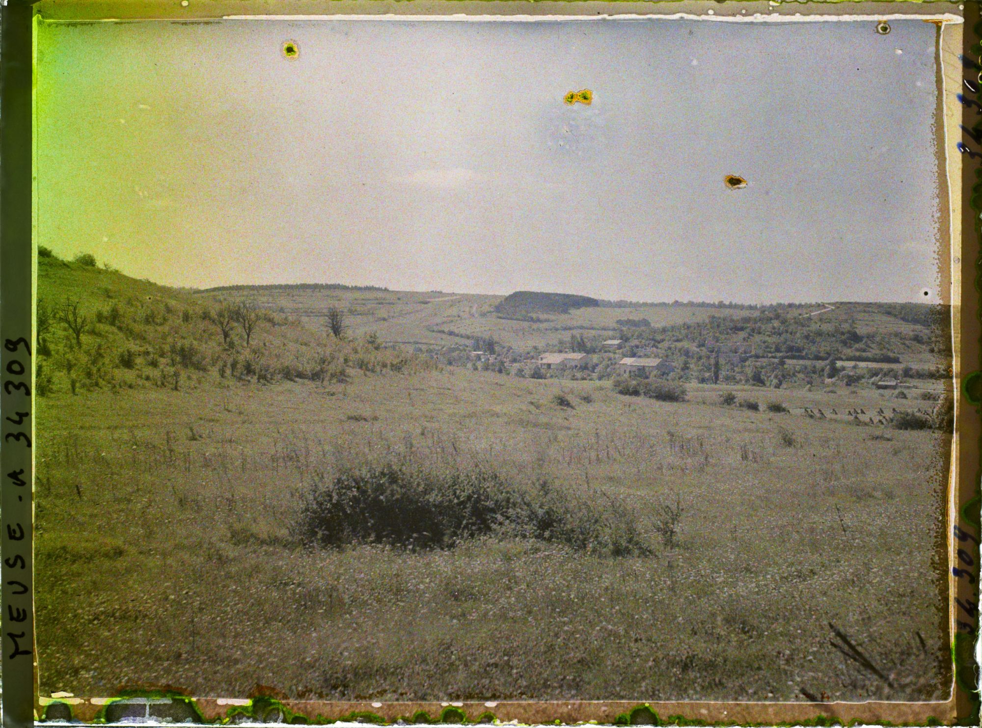 Image représentant France, St Rémy, Vue panoramique s/ le Village et, au sommet, tranchée de Colonne