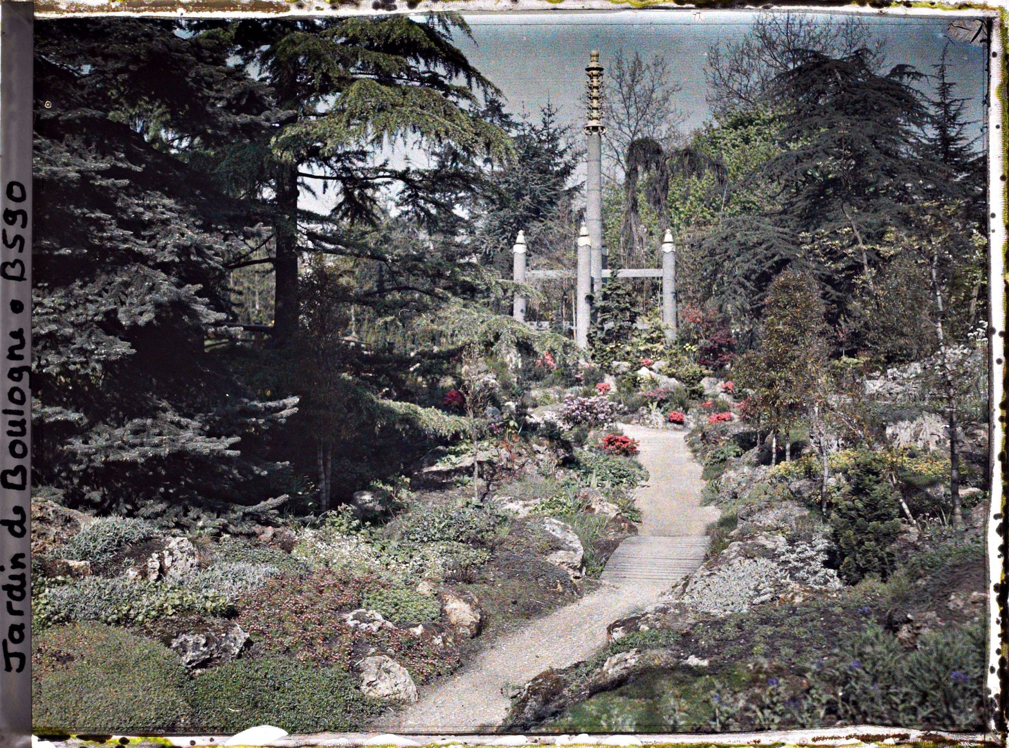 Image représentant Chemin du " sanctuaire japonais " menant au sôrintô, bordé de rocailles, arbres et bambous