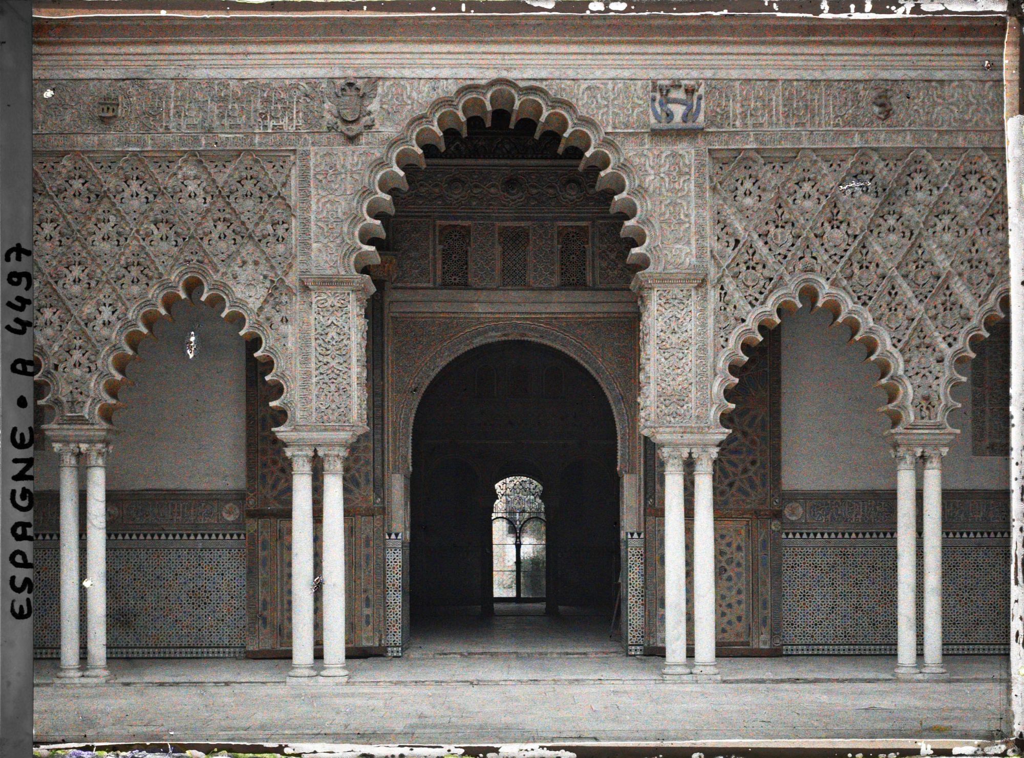 Image représentant Alcazar : porte vers le salon de Embajadores ("des Ambassadeurs") vue du patio de las Doncellas ("des Demoiselles")