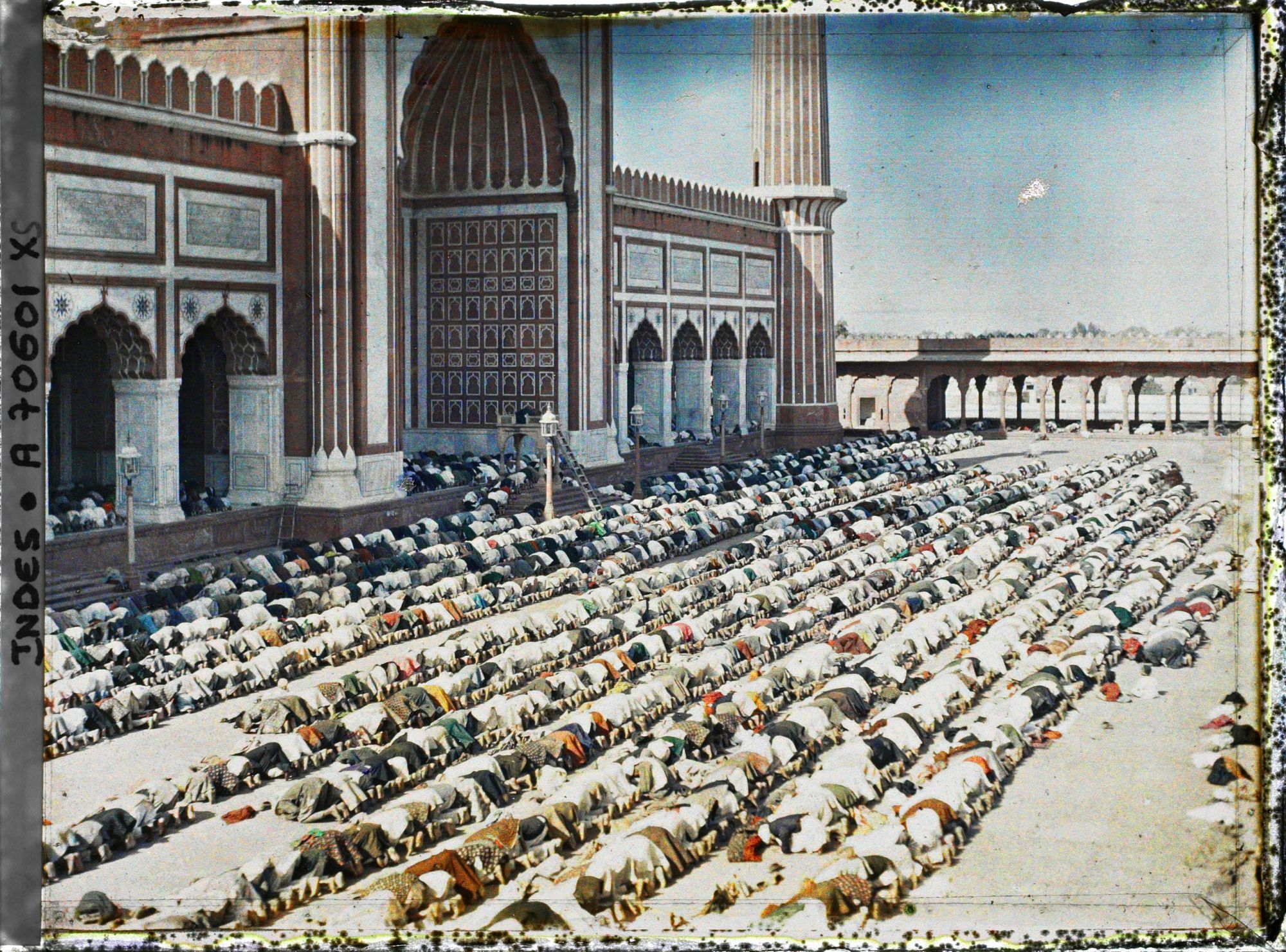 Image représentant La prière du vendredi dans la cour de la Grande Mosquée (Jama Masjid)