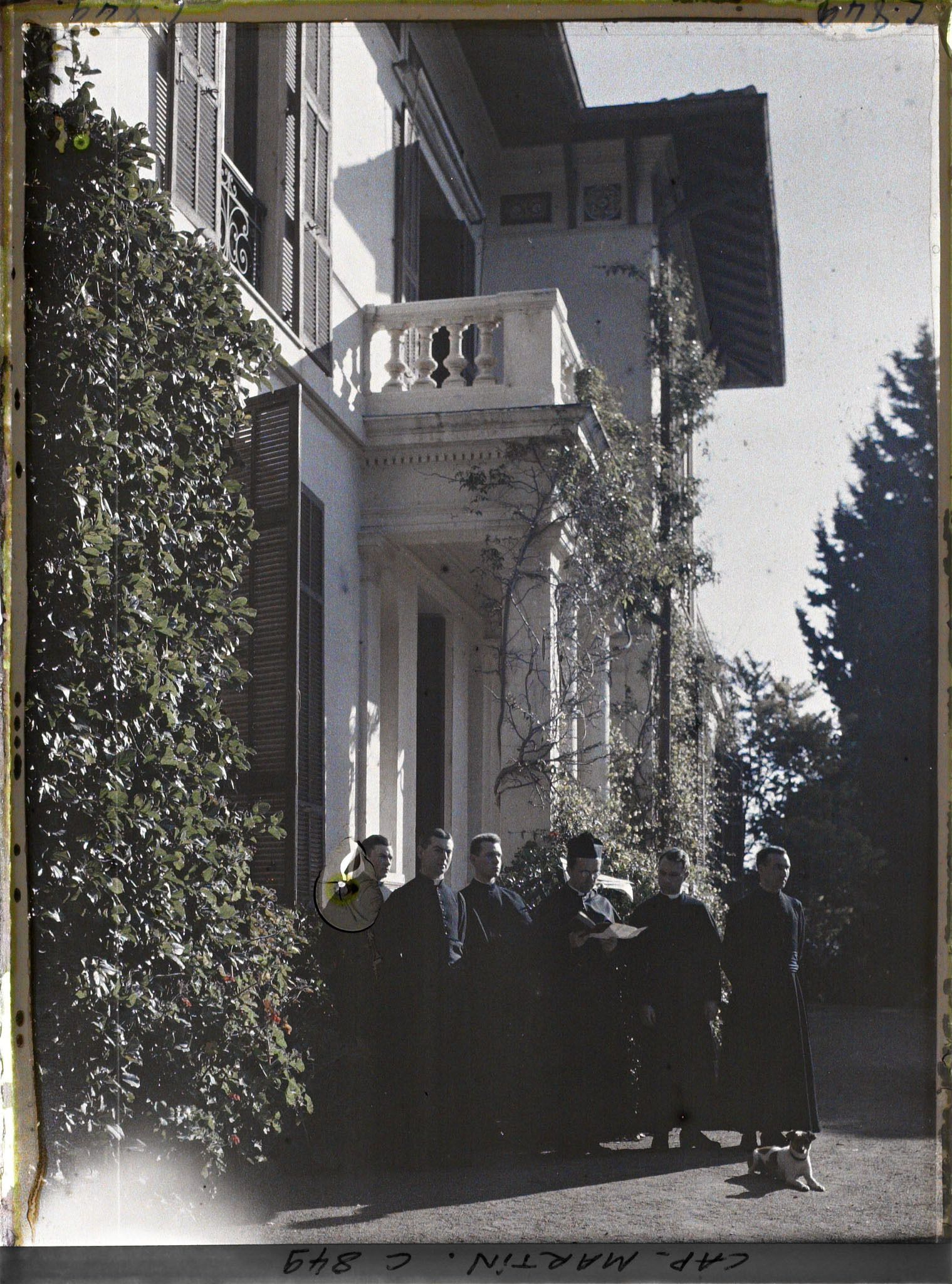 Image représentant Des ecclésiastiques, invités par Albert Kahn, au pied du perron de la villa Miramar