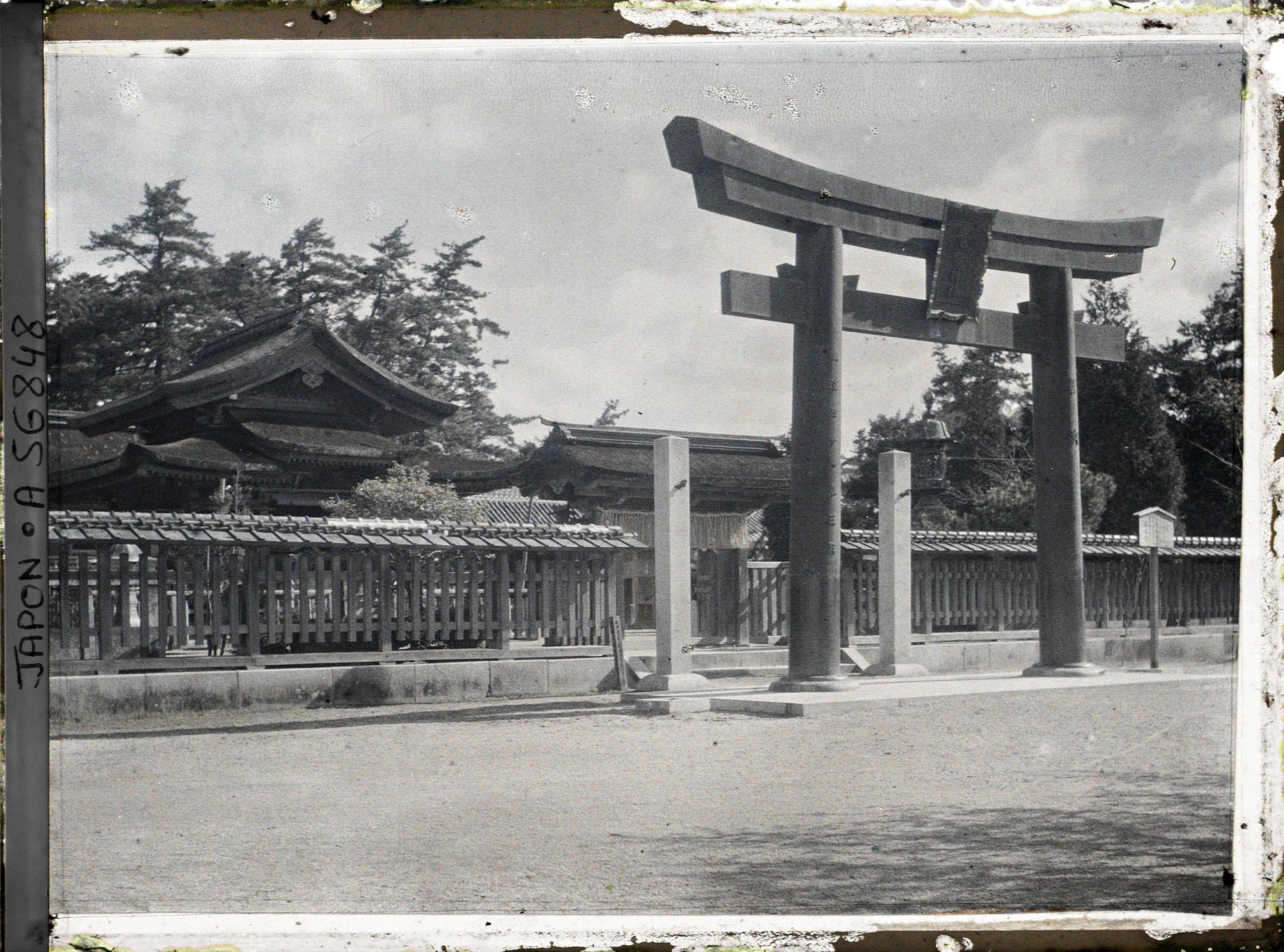 Image représentant Torii à l'entrée d'un sanctuaire shintô