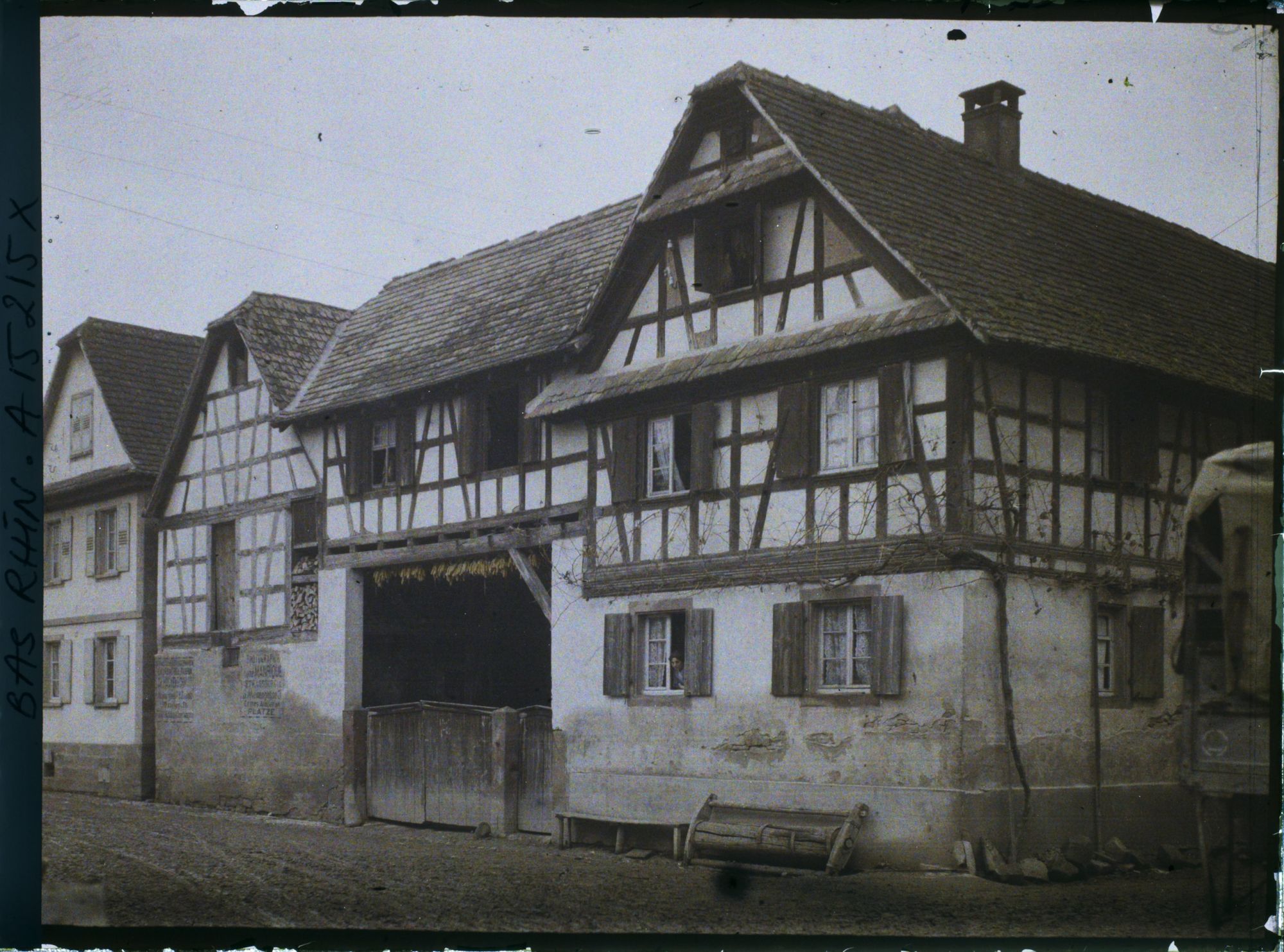 Image représentant France Alsace, Strasbourg, Enzheim : Une Maison à 2 ailes, avec un Corps Central