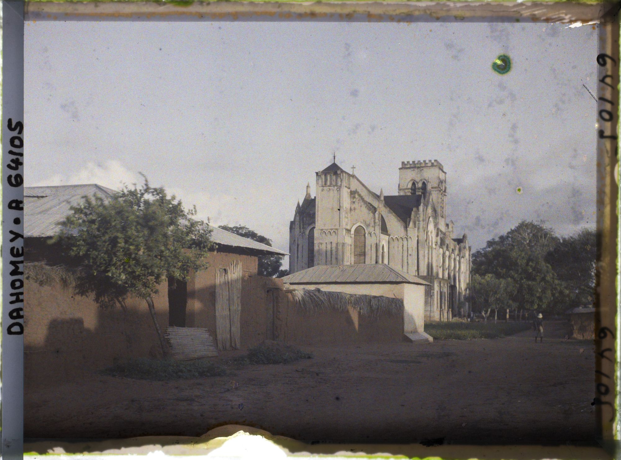 Image représentant La cathédrale, actuelle basilique de l'Immaculée-Conception, au soleil couchant