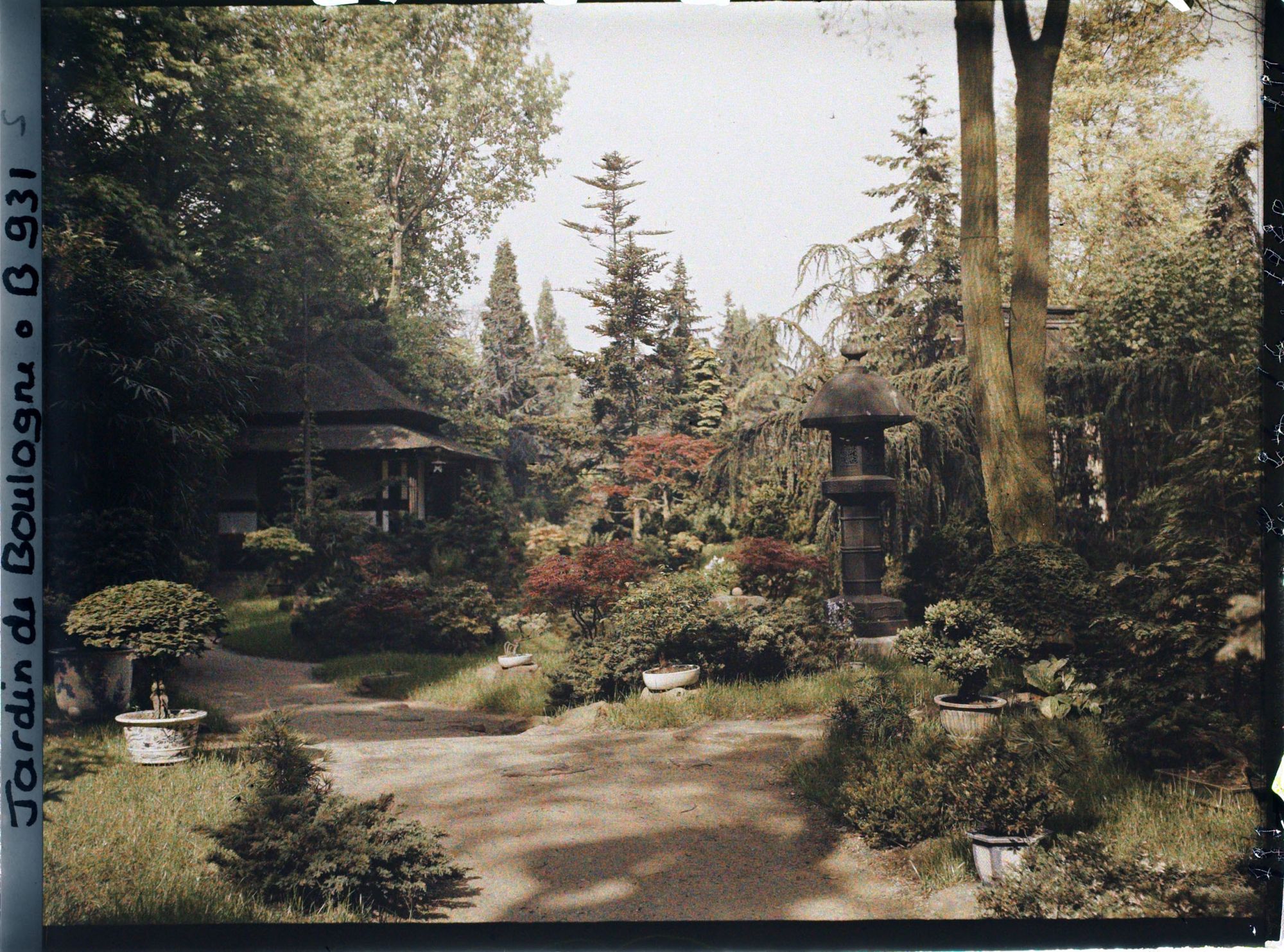 Image représentant Le " village japonais " vu depuis son entrée, côté jardin anglais