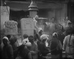 Image représentant Devant un édifice cultuel