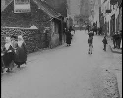 Image représentant Les mariages collectifs à Plougastel ; sortie de la messe à Pont-Aven