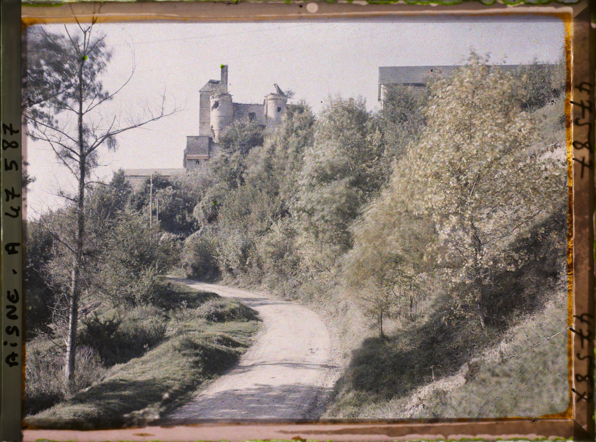 Image représentant France, Pernant, Vue vers le Château (Nord)
