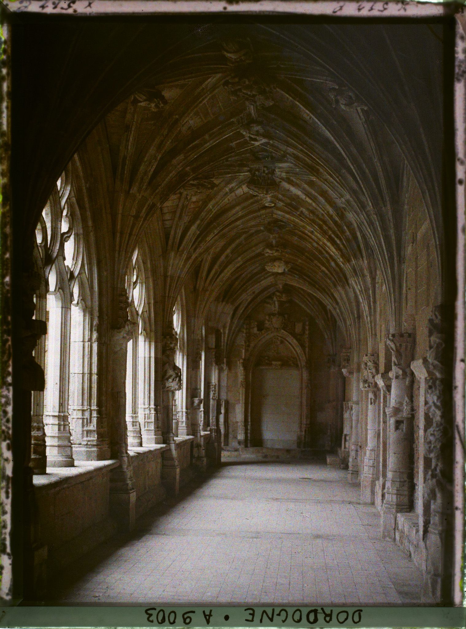 Image représentant France, Cadouin, Le cloître 1 des portes du XVe ensemble près de plus loin