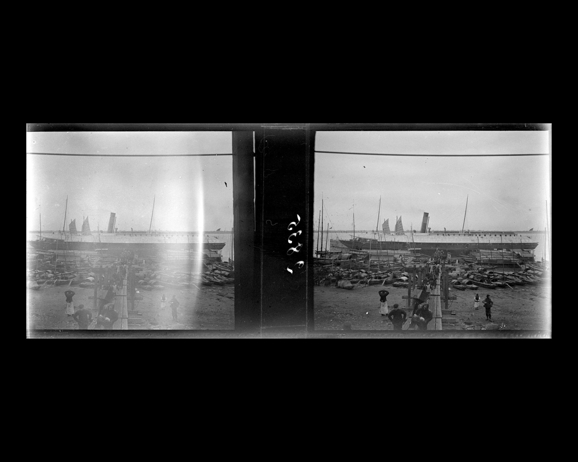 Image représentant Un navire à passagers amarré et une flottille de sampans et de jonques sur le Yangzijiang ("fleuve Bleu")