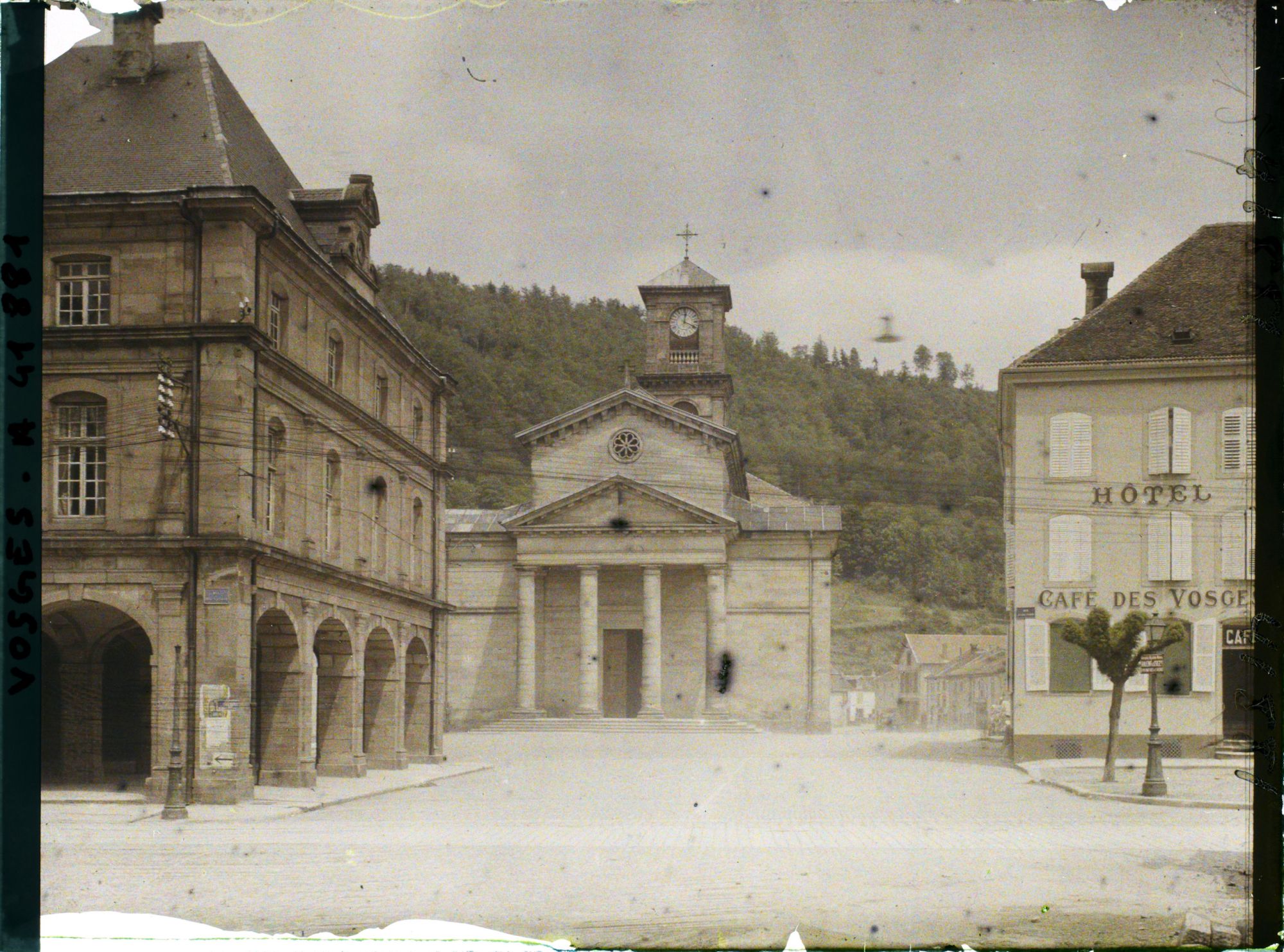 Image représentant France, Raon-l'Etape, Place de l'Eglise St Luc