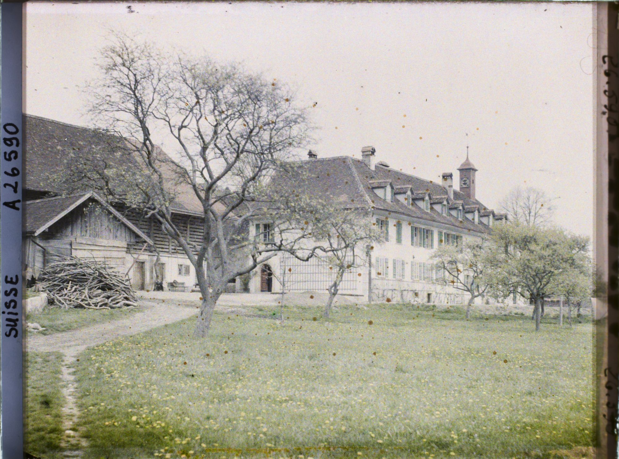Image représentant L'ancien cloître clunisien de l'île Saint-Pierre reconverti en hôtel