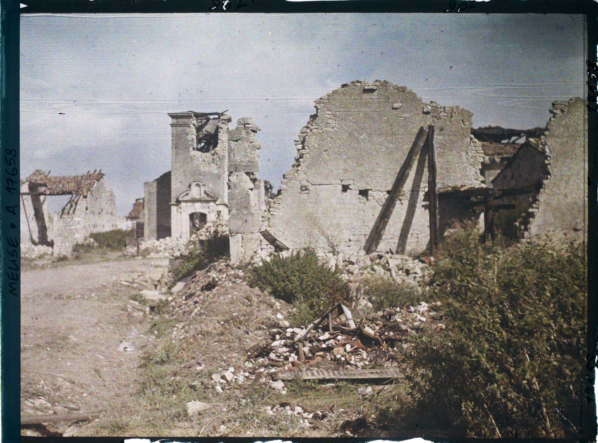 Image représentant France, Watronville, L'Eglise et maison en ruines