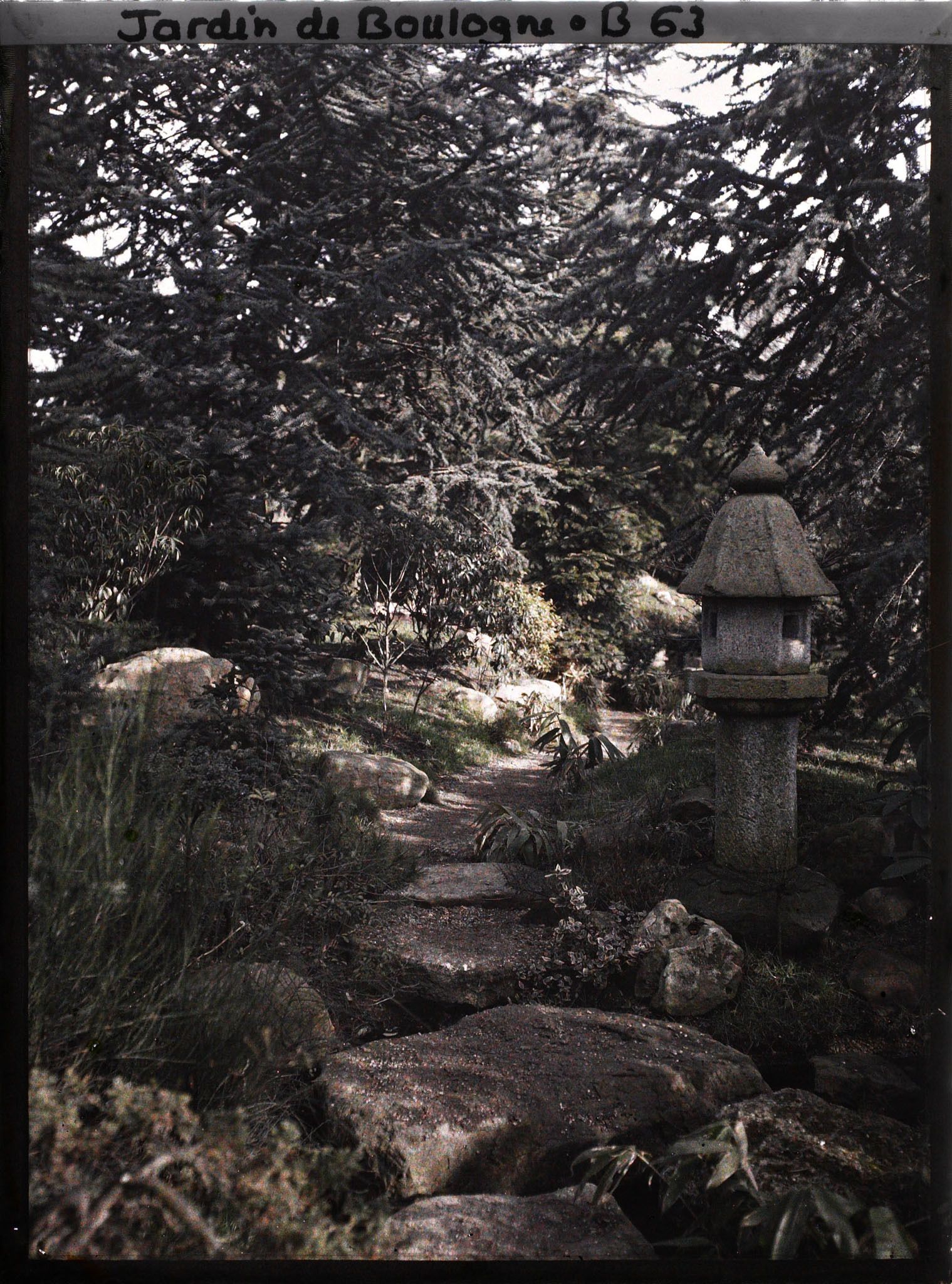Image représentant Lanterne au bord d'un chemin du " sanctuaire japonais " ponctué de dalles de pierre