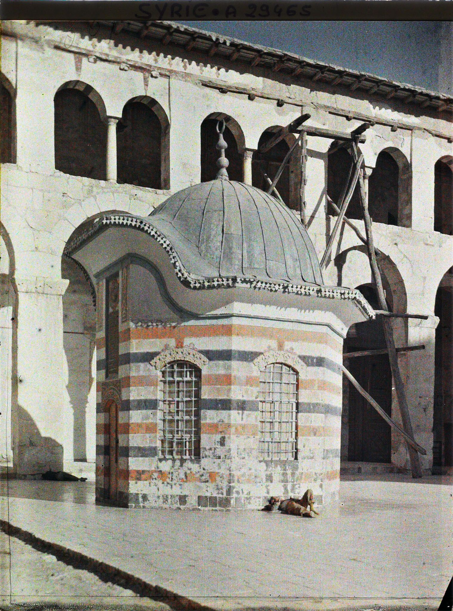 Image représentant Le dôme des Heures ou du Clocher (Qubbat as Saa) dans la cour intérieure de la mosquée des Omeyades