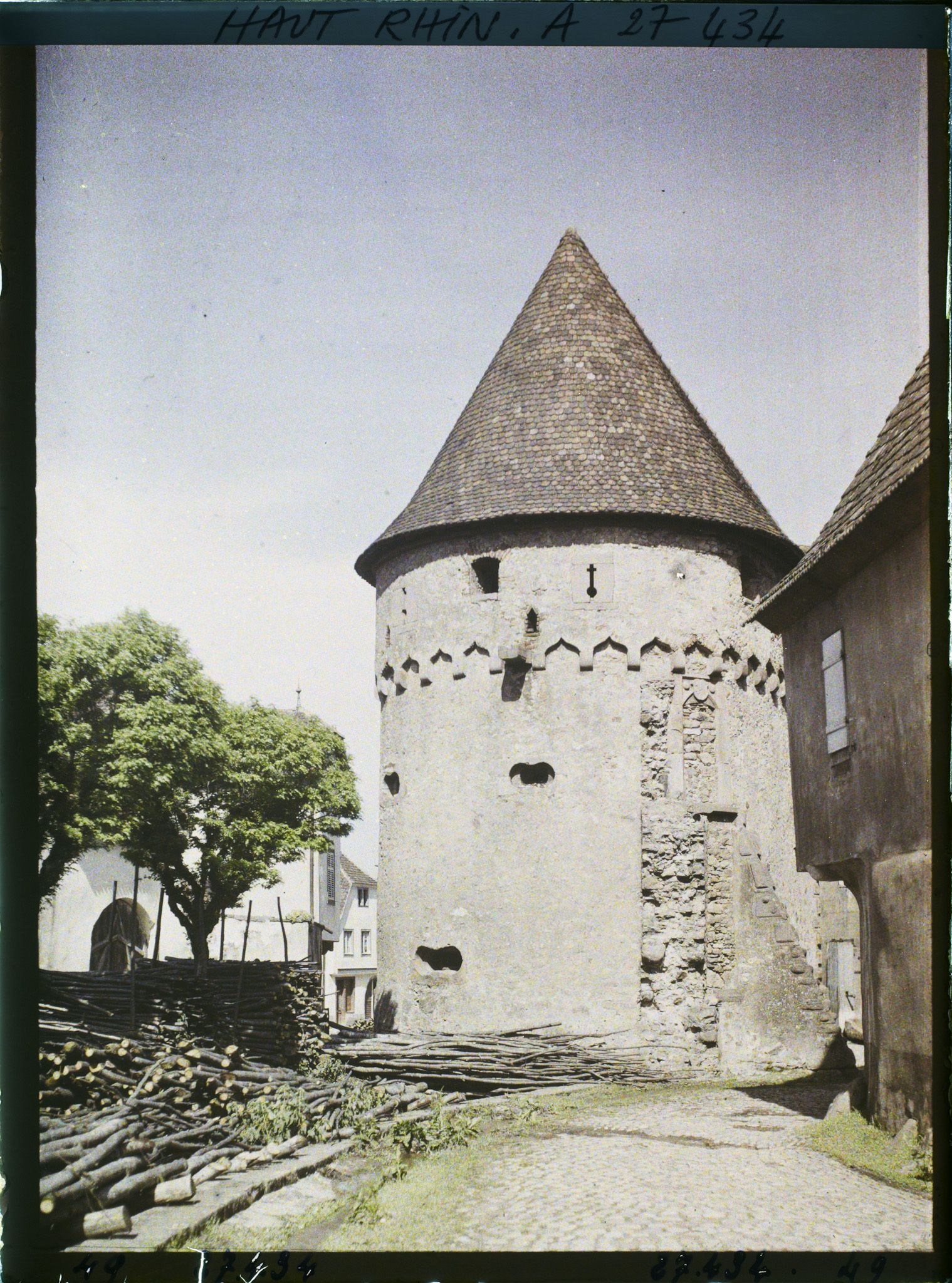 Image représentant France, Ammerschwihr, Une vieille tour, reste des fortifications