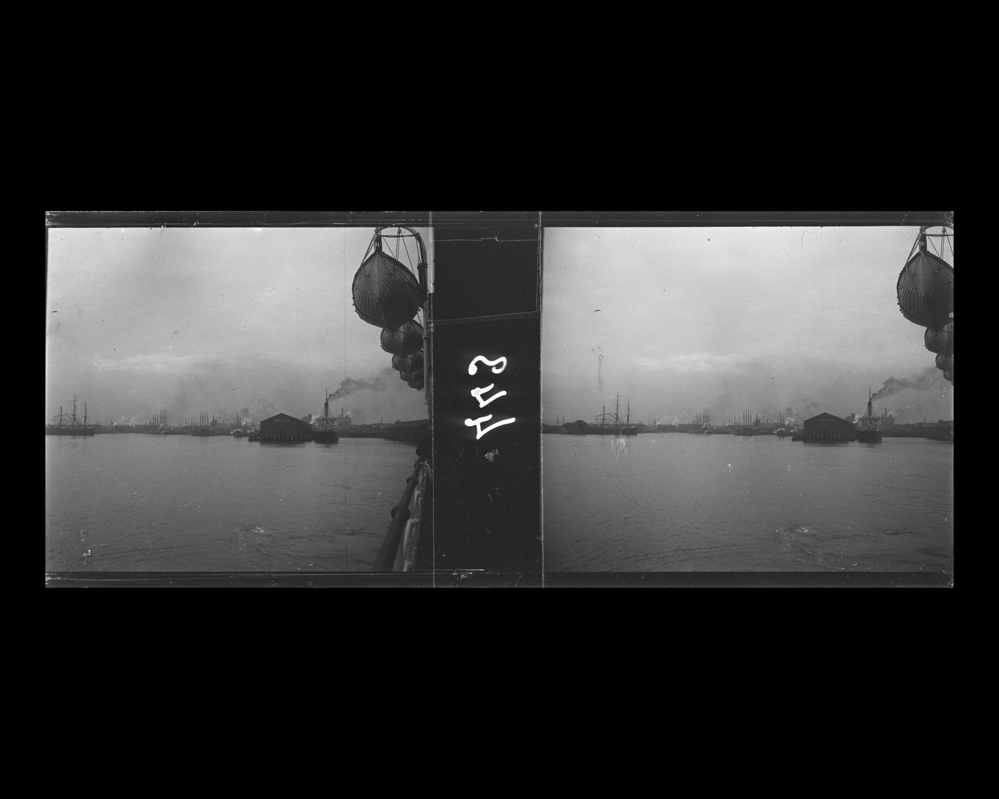 Image représentant Le port, pris depuis le Mongolia au moment du départ