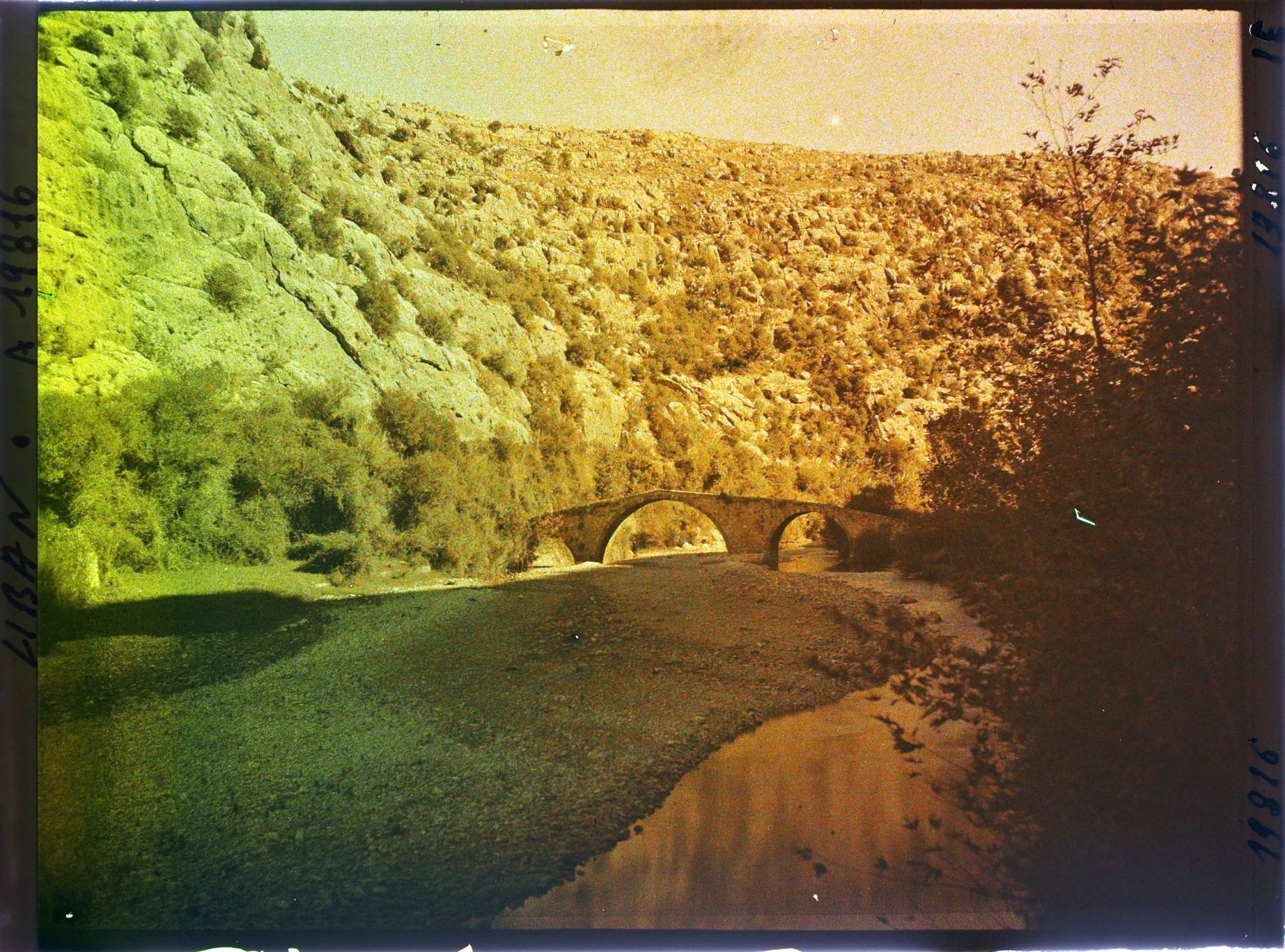Image représentant Pont arabe dans les gorges du Nahr-el-kelb