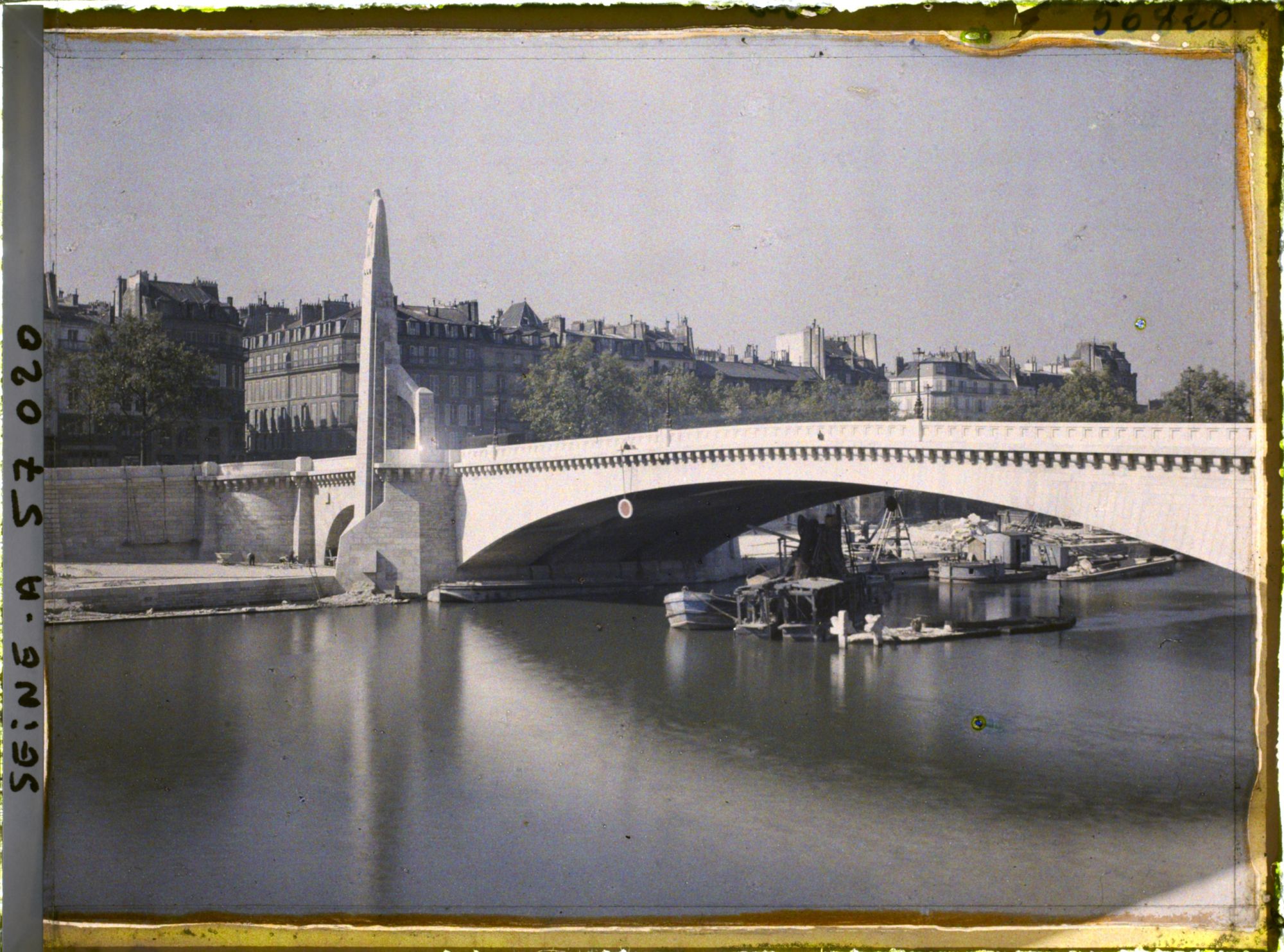 Image représentant Le pont de la Tournelle reconstruit, vue prise depuis le quai de Béthune