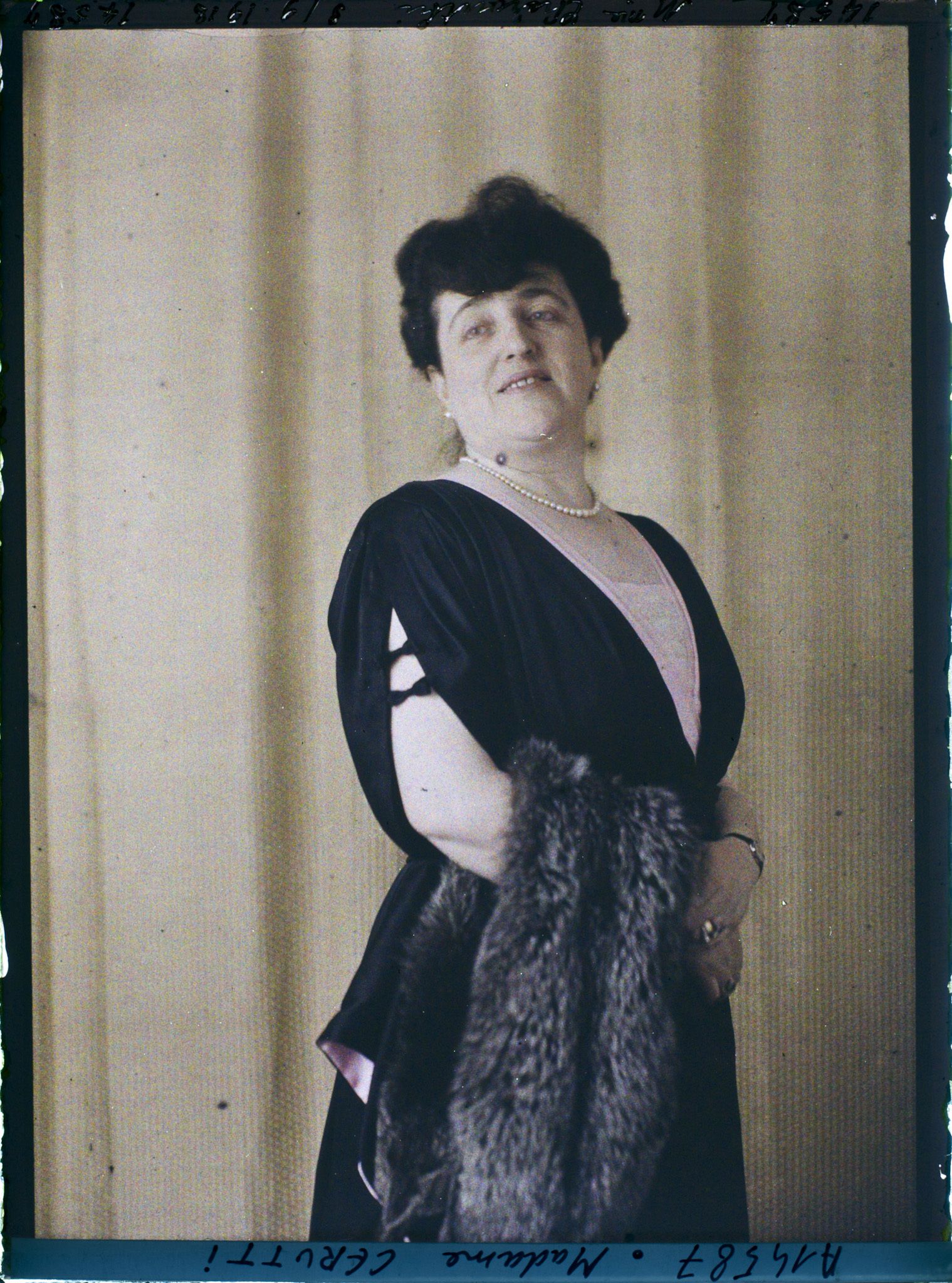 Image représentant https://musee-albert-kahn.s-museum.fr/home/NWQ2OTAwYzNmYjZlZTk1ZWQwODJmMjY4L2dlbmVyaWMtbm90aWNlLXRhYi9hdXRob3JpdHkvNjE3YTc5ZjVjZjhiODk2OGIzMzM3ZDIx/5d6900c3fb6ee95ed082f268/generic-notice-tab/authority/617a79ebcf8b8968b3336a4d Madame Cerutti