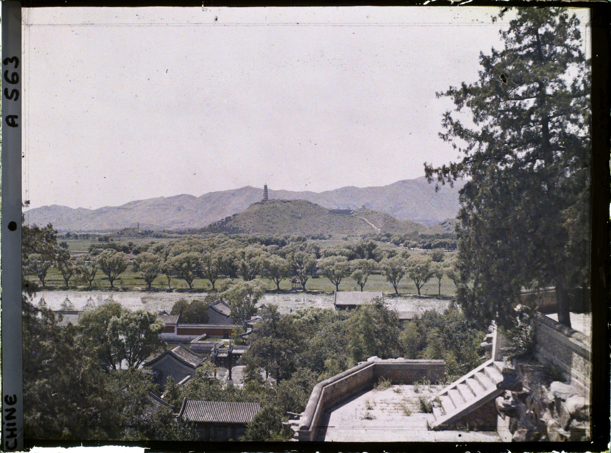 Image représentant Vue panoramique prise depuis Huazhongyou (" promenade au Milieu d'une Peinture "), vers Yufengta (" pagode du Pic de Jade "), palais d'Été, Yiheyuan ("  jardin de la Concorde Entretenue  ")