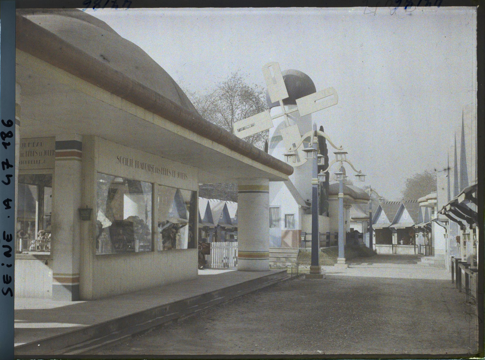 Image représentant L'Exposition des arts décoratifs, le Village du Jouet, quai d'Orsay