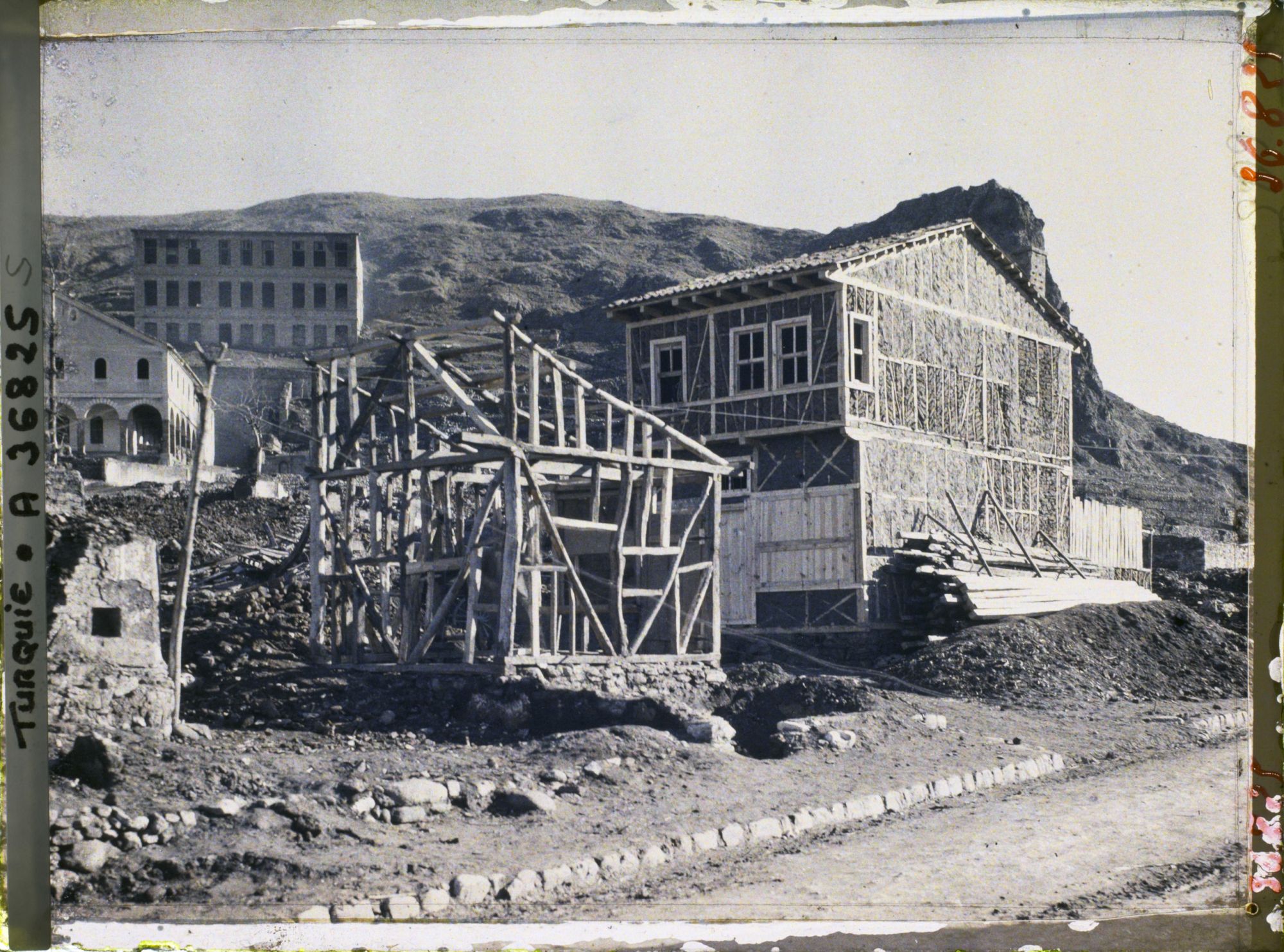 Image représentant Reconstruction : nouveaux bâtiments en bois et ?