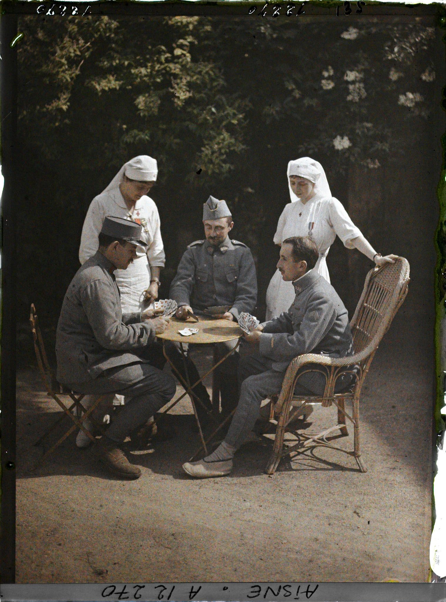 Image représentant Une partie de cartes entre blessés entourés d'infirmières