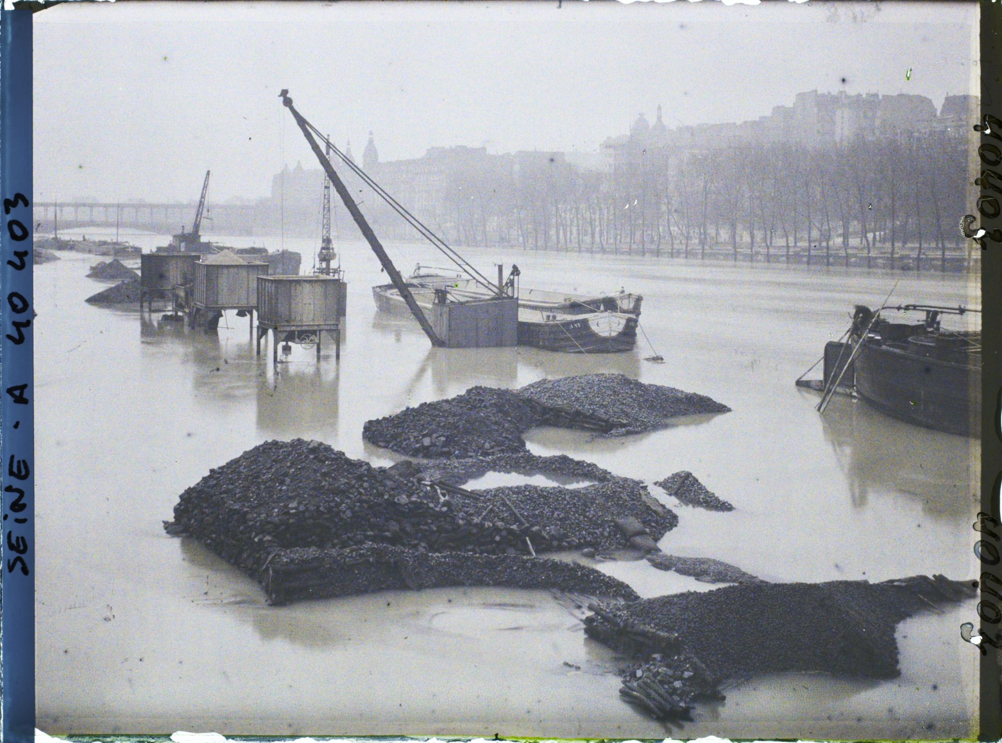 Image représentant La crue de la Seine depuis le quai Branly vers le viaduc de Passy, actuel pont de Bir-Hakeim