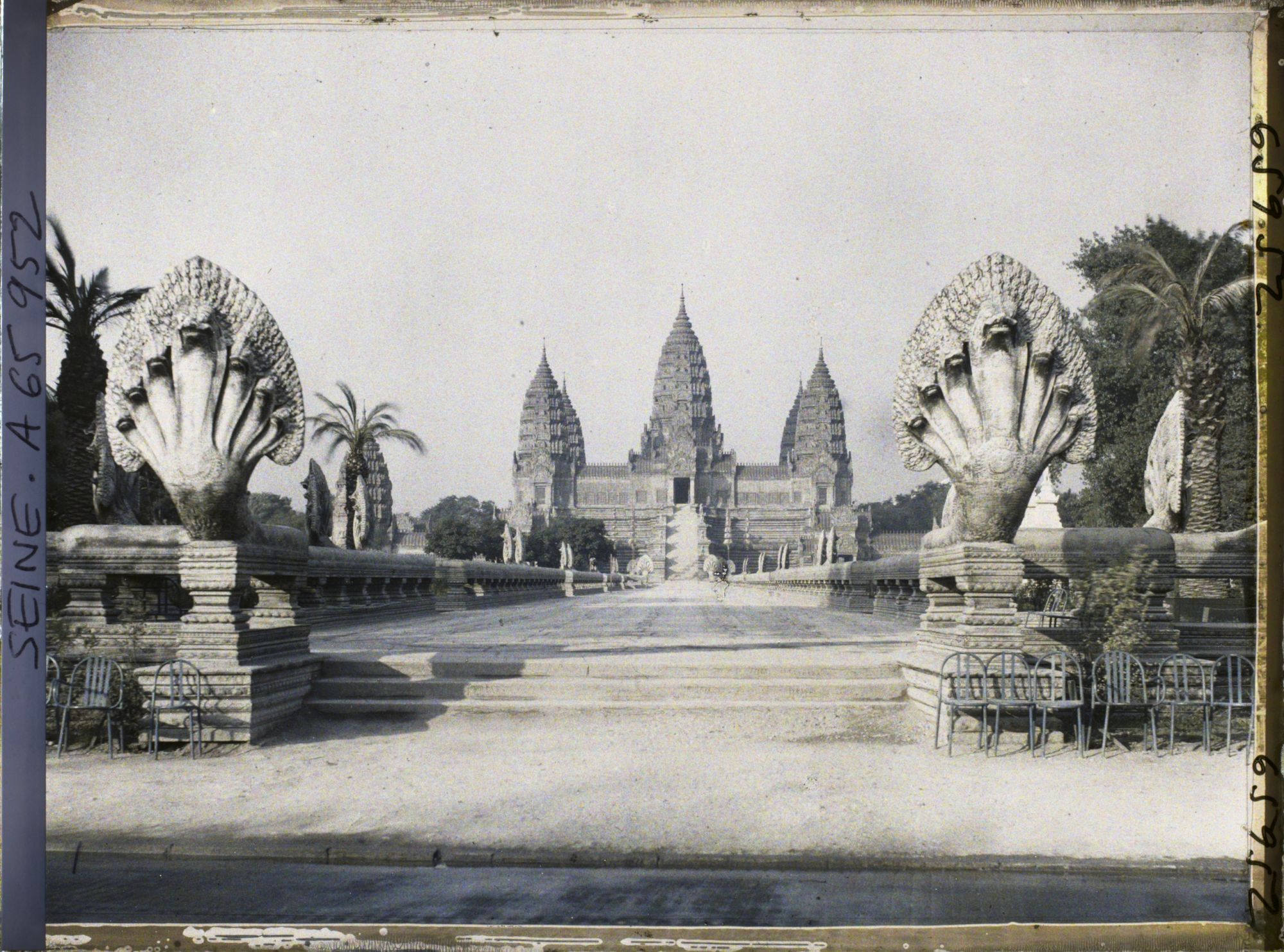 Image représentant L'Exposition Coloniale Internationale de 1931, la grande allée du temple d'Angkor Vat