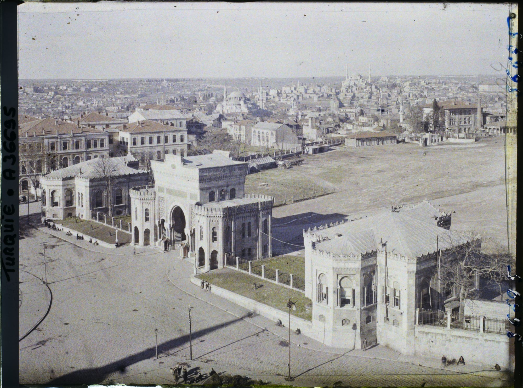 Image représentant Turquie, Constantinople, Panorama vers la Mosquée Mehmet et Chah-Zadé et le Ministère de la Guerre