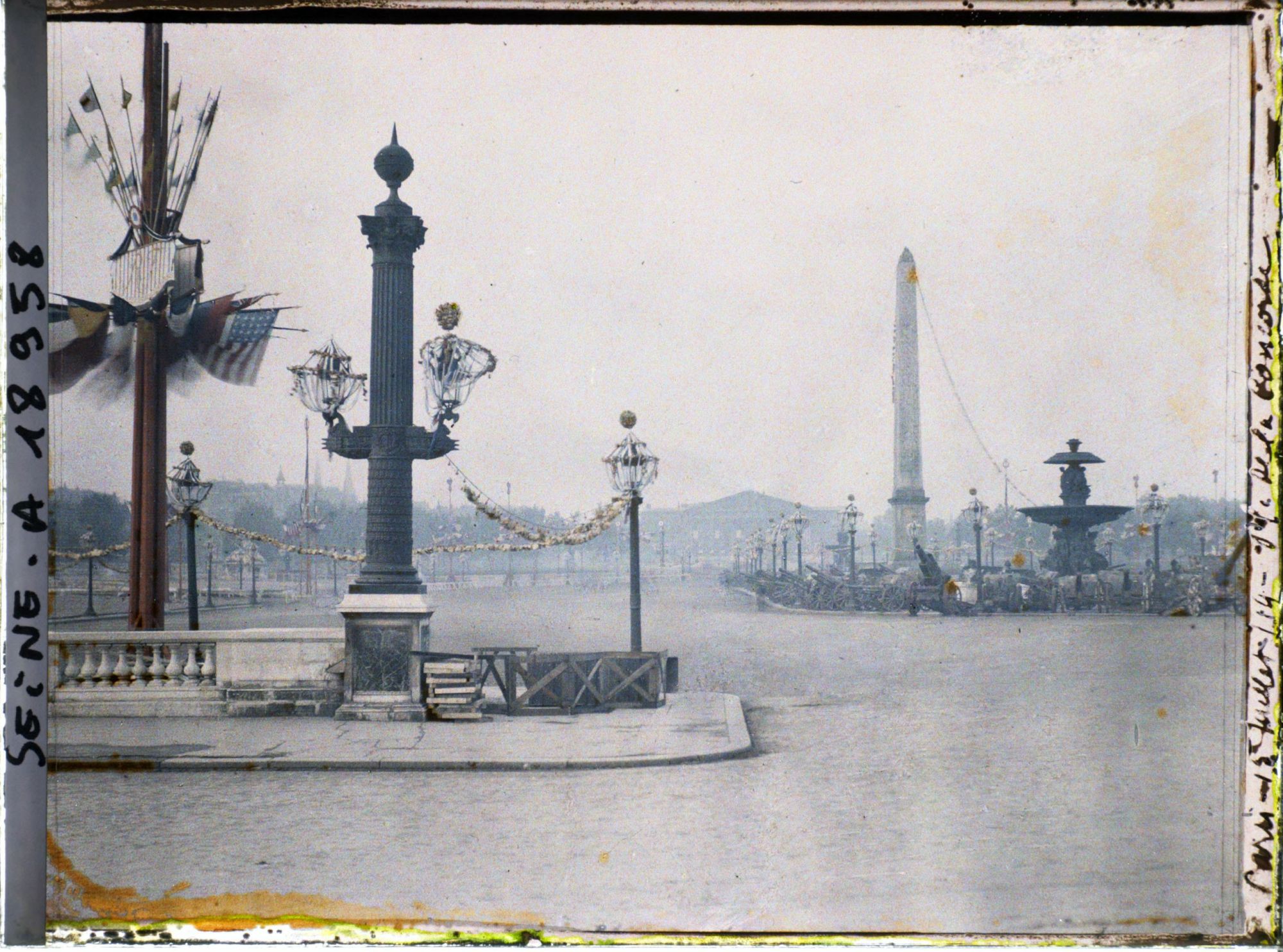 Image représentant Canons et décorations place de la Concorde pour les fêtes de la Victoire des 13 et 14 juillet