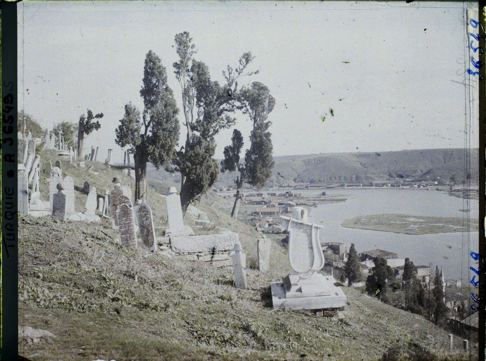 Image représentant Le haut (le fond) de la Corne d'Or depuis le cimetière d'Eyüp (au nord, de la rive droite), en direction du nord