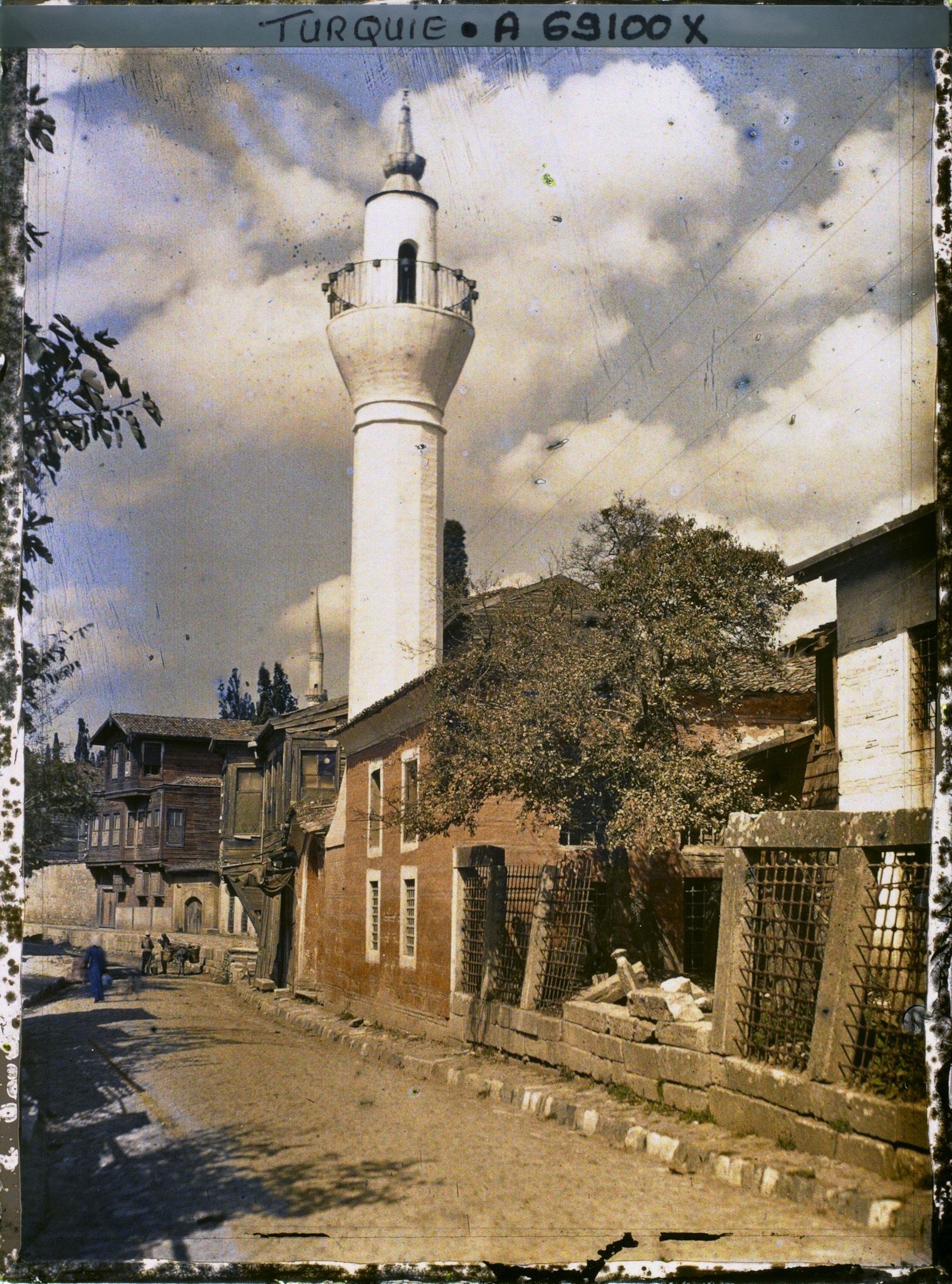 Image représentant Une rue bordée d'un petit minaret