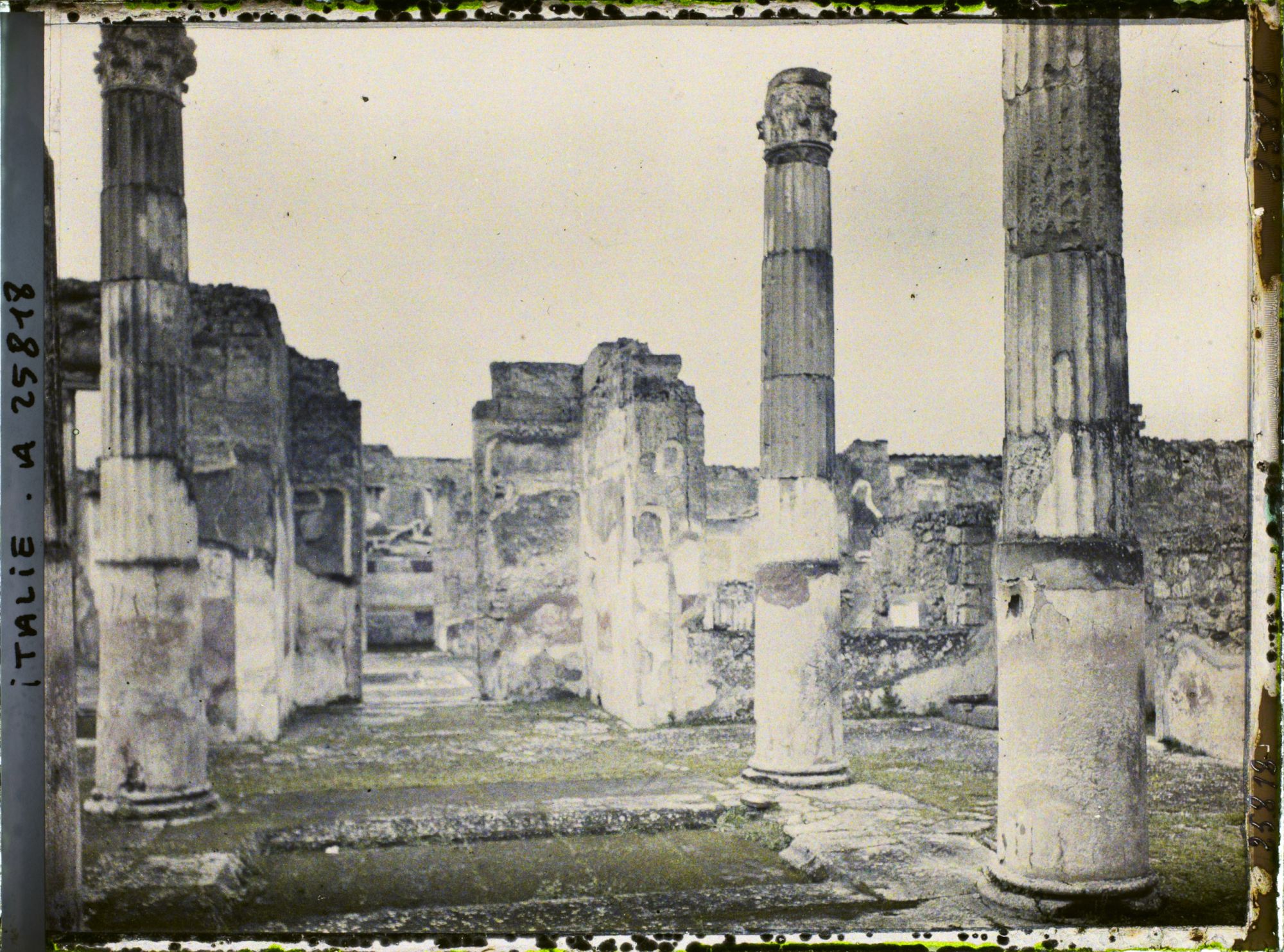 Image représentant Vestiges de peintures dans la grande salle de la maison du Faune sur la gauche