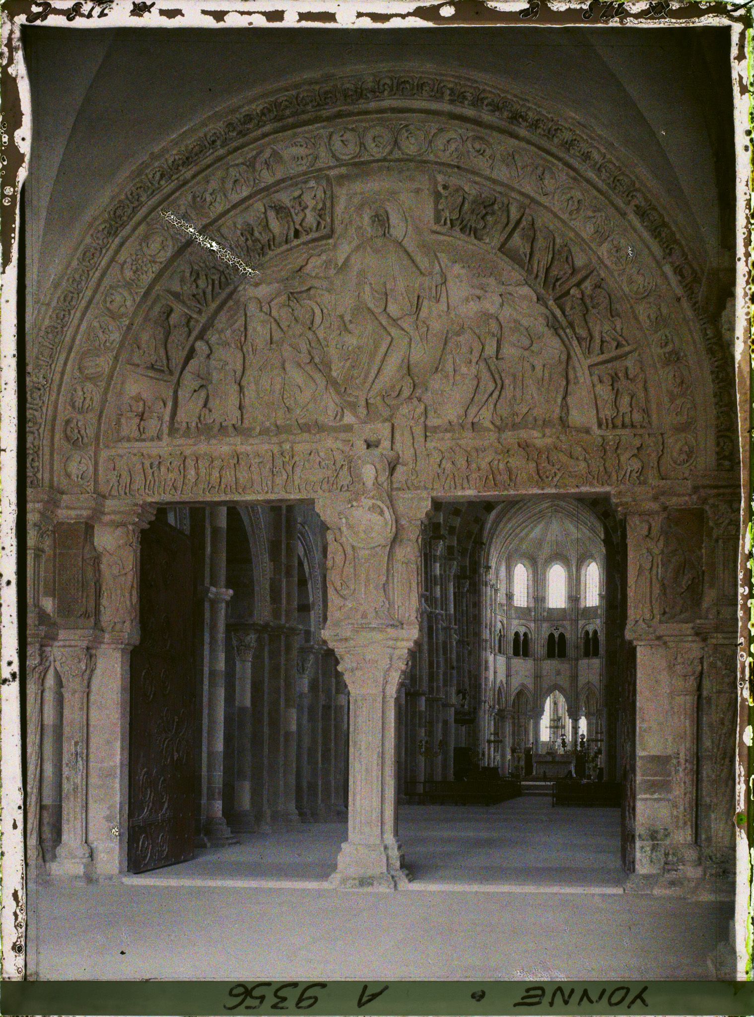 Image représentant France, Vézelay, Le tympan avec l'ensemble de l'Eglise dans le fond; vue prise du narthex