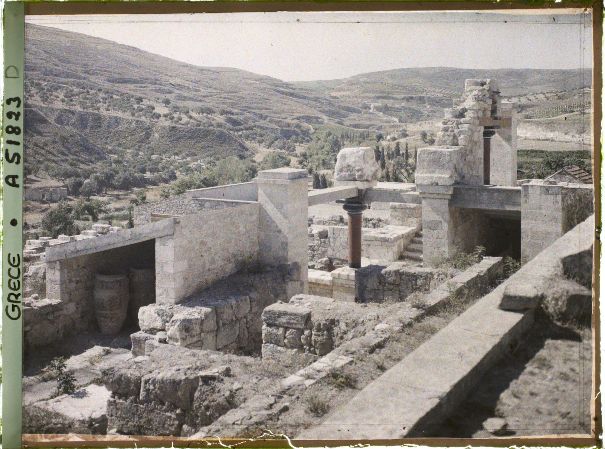Image représentant Dans l'aile orientale du Palais. A gauche, magasin aux grands pithois (jarres). A droite, Megarons (appartements de la Reine)