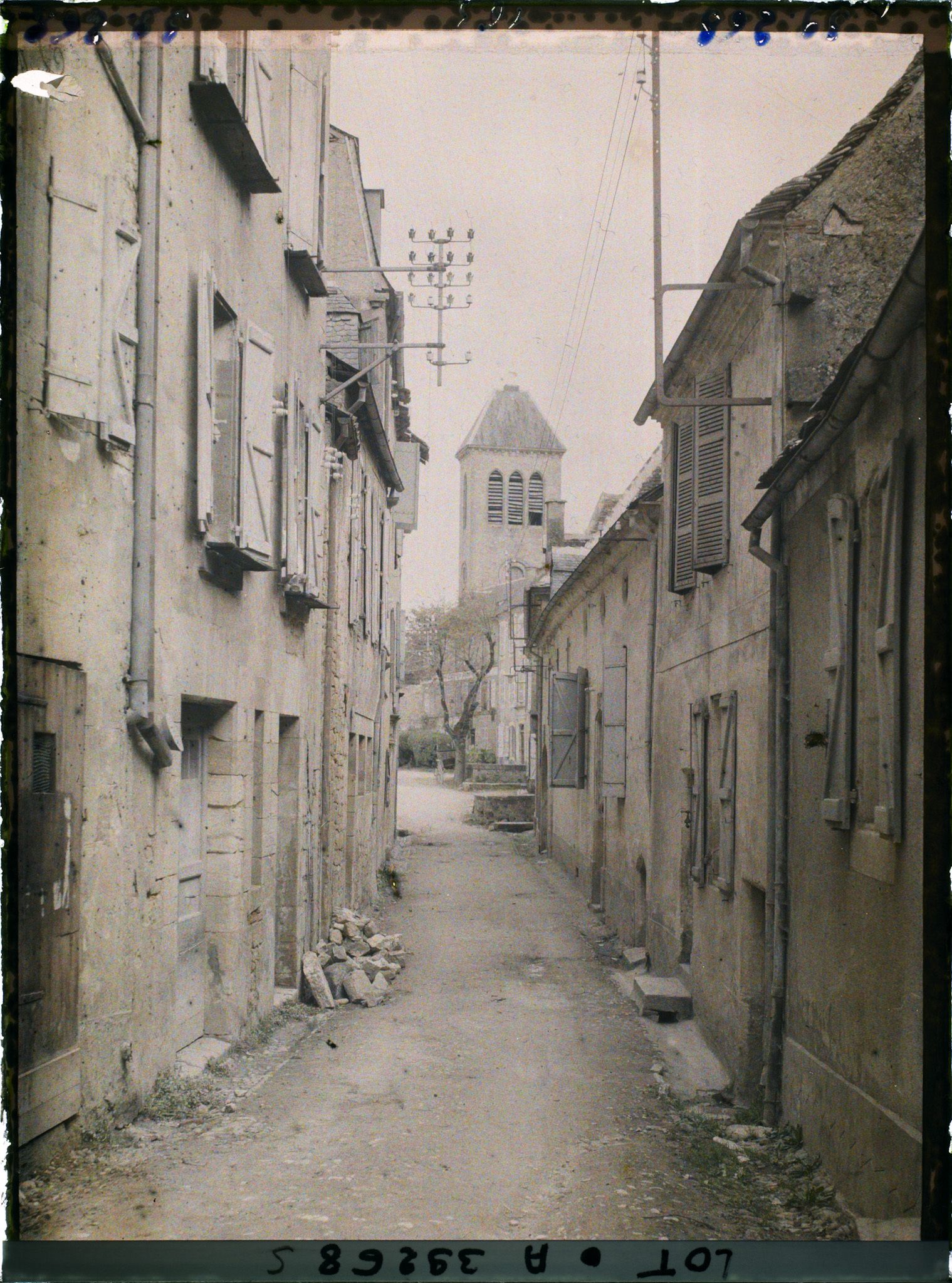 Image représentant France, Gourdon (Lot), La rue Baraison et la tour de l'Eglise des Cordeliers