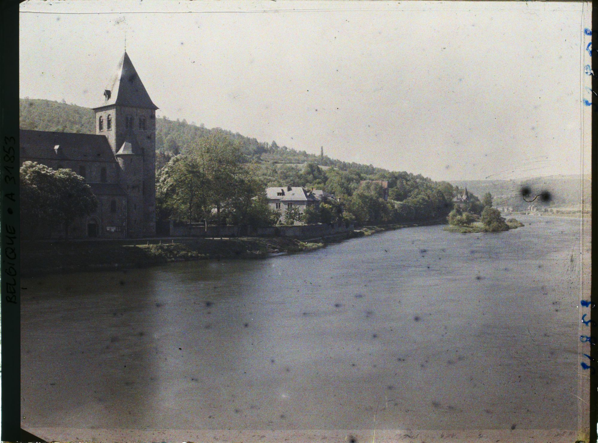Image représentant Belgique, Hastière, Vue sur la Meuse amont et Eglise Notre-Dame