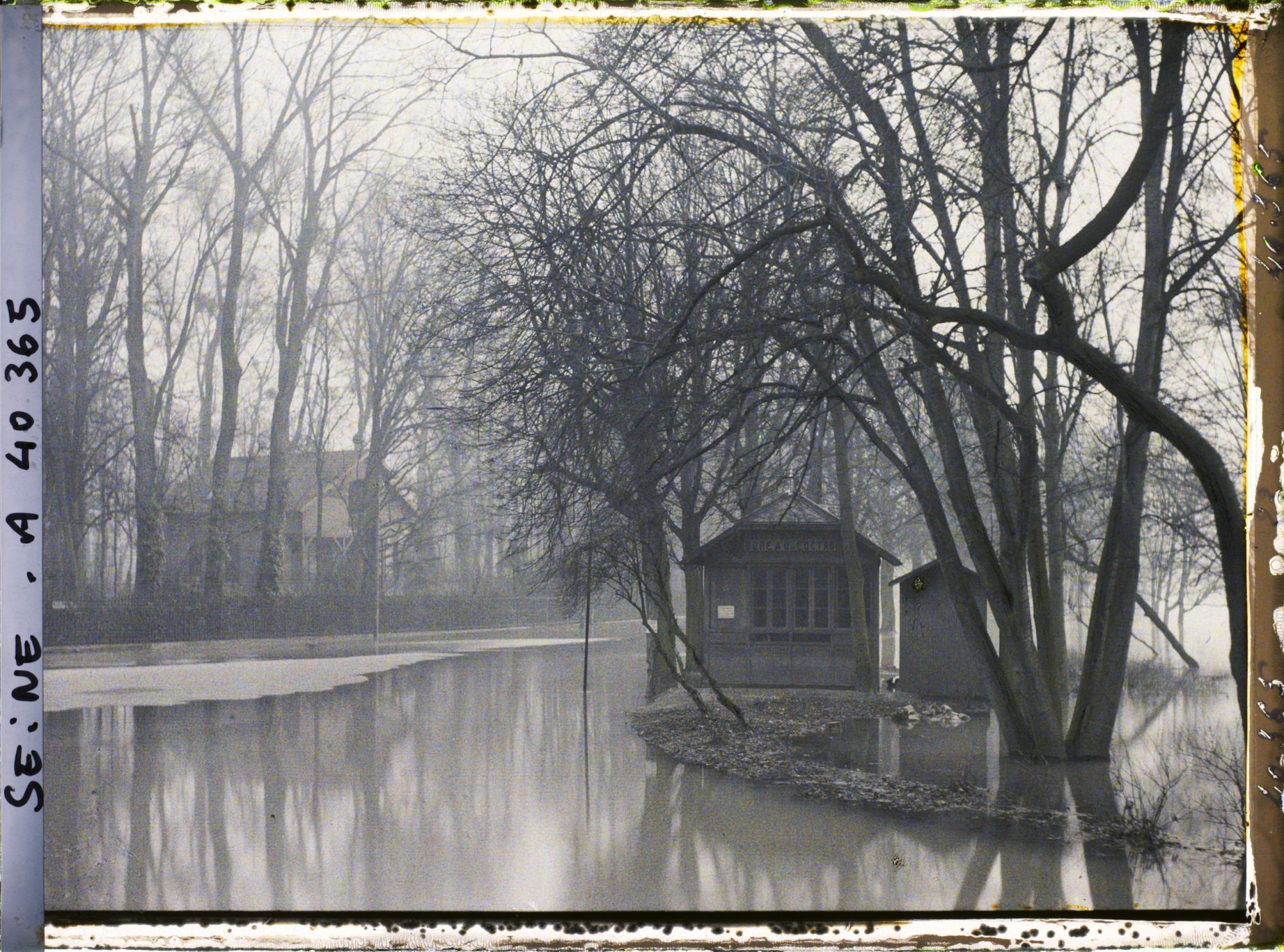 Image représentant Le quai du Quatre-Septembre inondé, depuis la passerelle de l'Avre