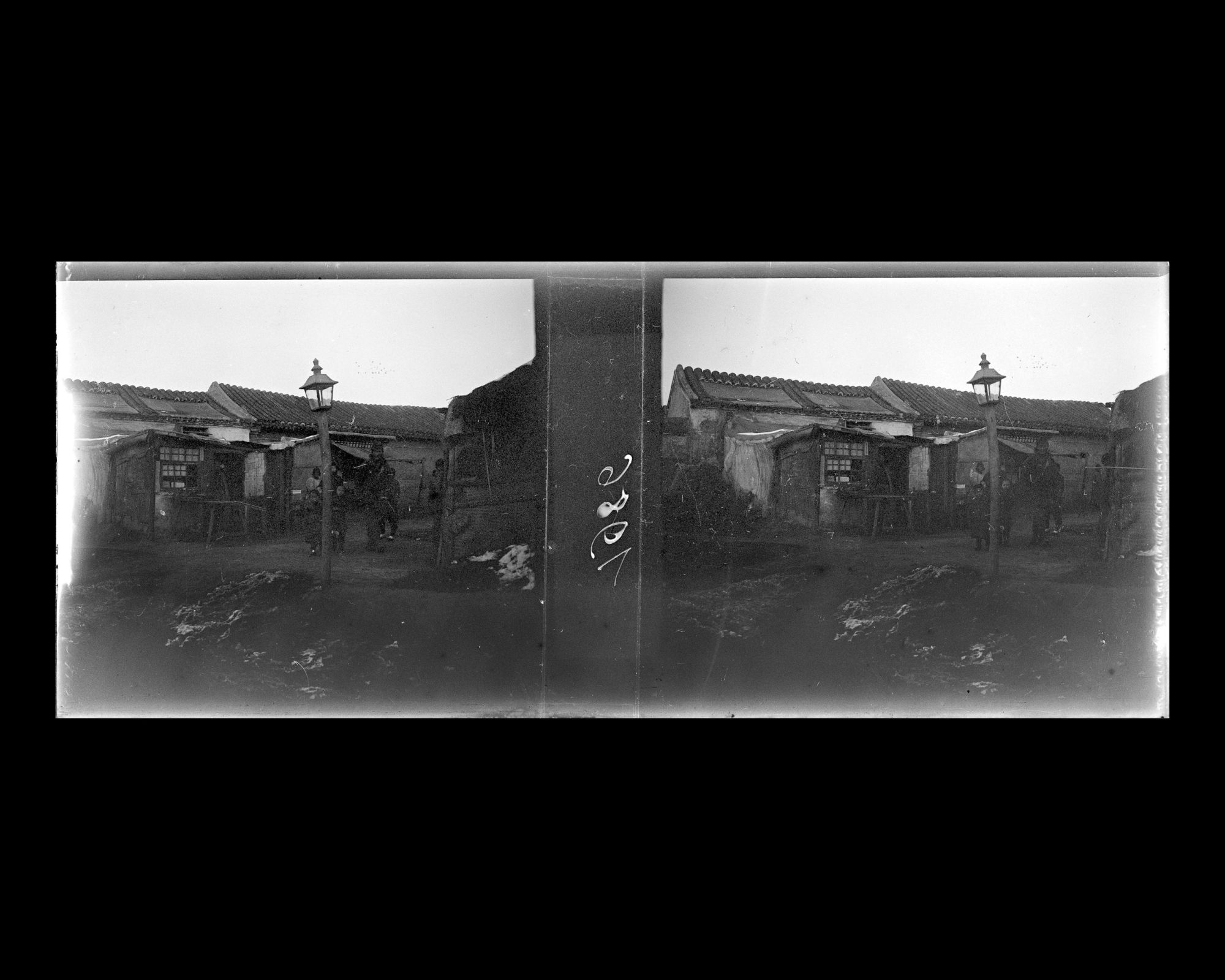 Image représentant Des hommes et des enfants près d'habitations