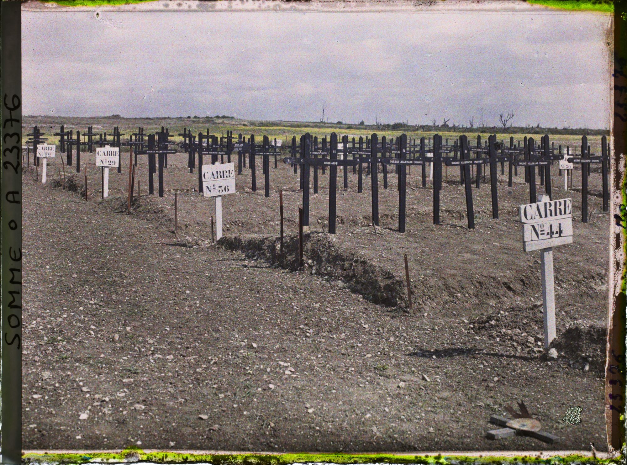Image représentant France, Barleux, Tombes Allemandes au Cimetière militaire de Barleux