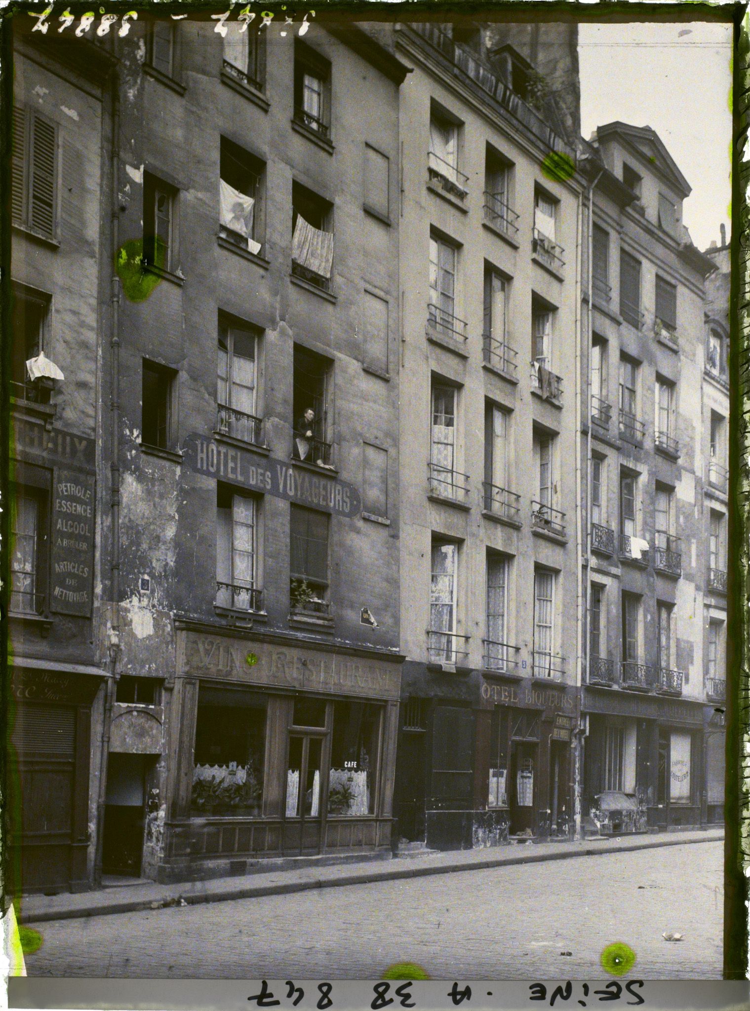 Image représentant La rue de la Bûcherie depuis la rue du Haut-Pavé