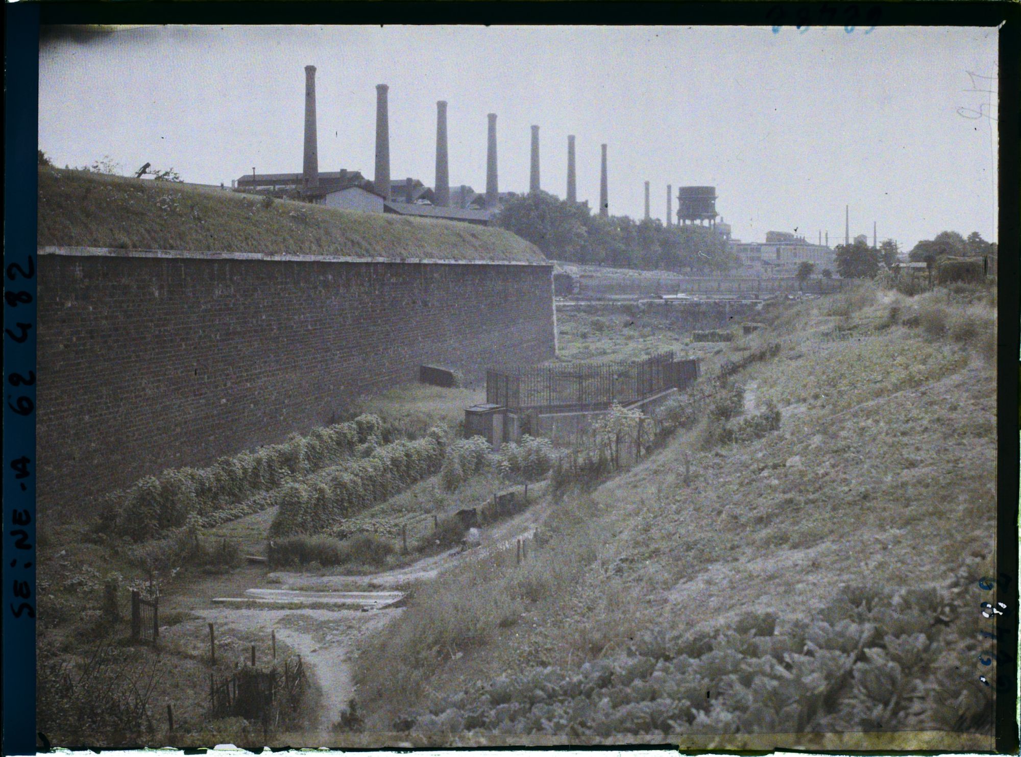 Image représentant Les jardins ouvriers dans les fossés des fortifications porte de la Villette