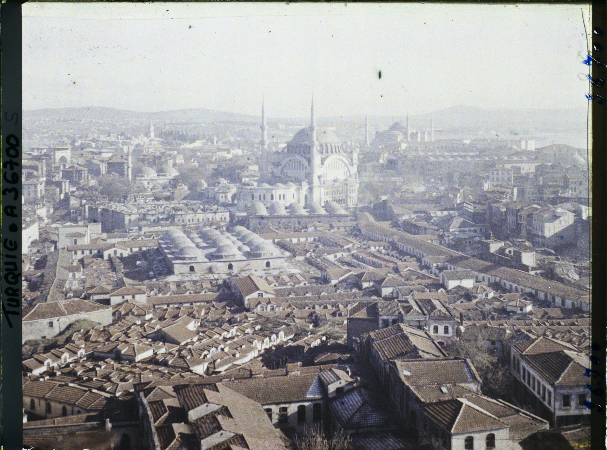 Image représentant Turquie, Constantinople, Panorama vers Nouri-Osman Djami, Ste Sophie et les toits du Grand Bazar