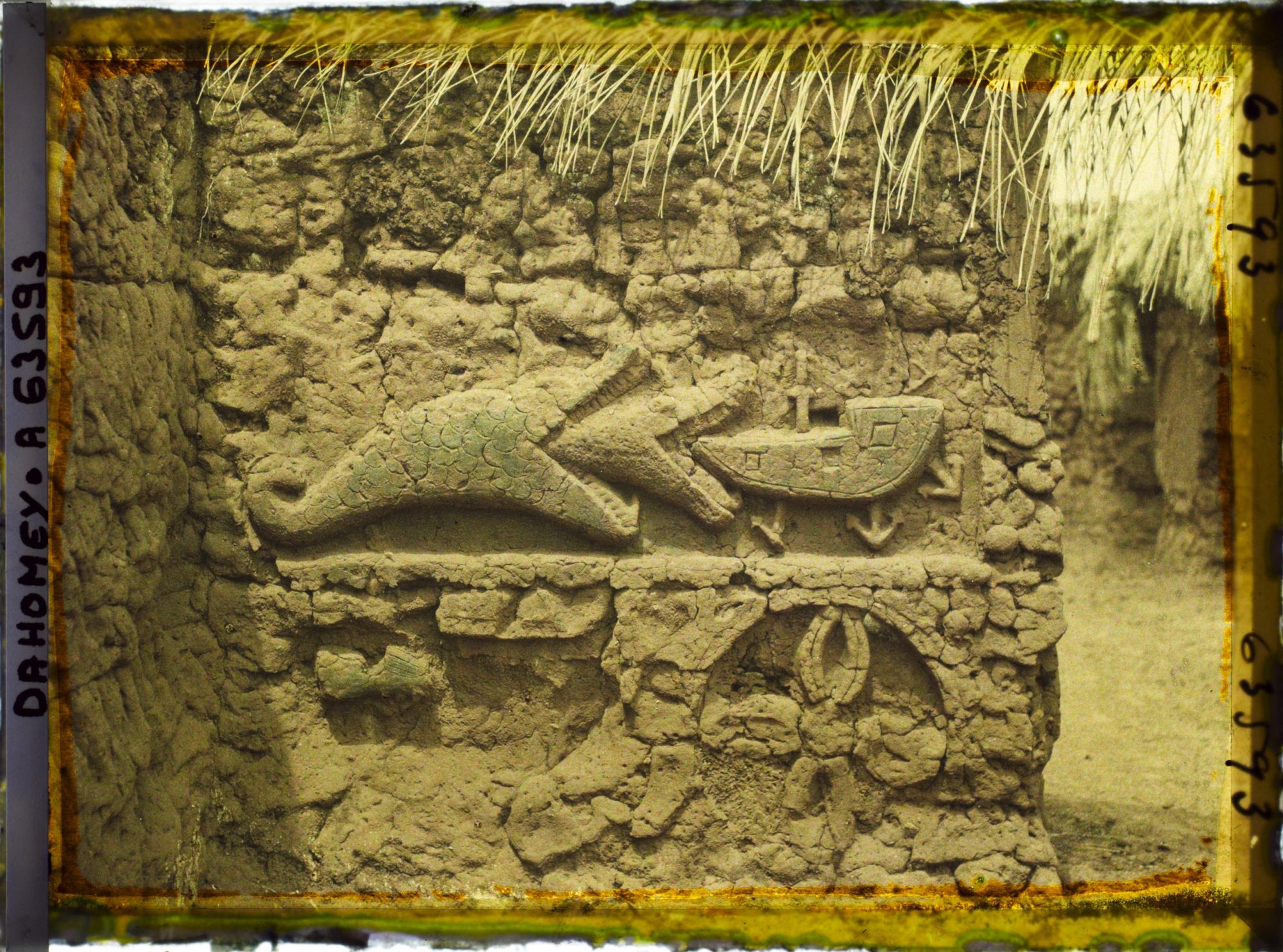 Image représentant Bas-relief d'une résidence du quartier de Gbécon-Hounli, non loin du palais princier de Guézo, motif de poisson avalant un navire européen