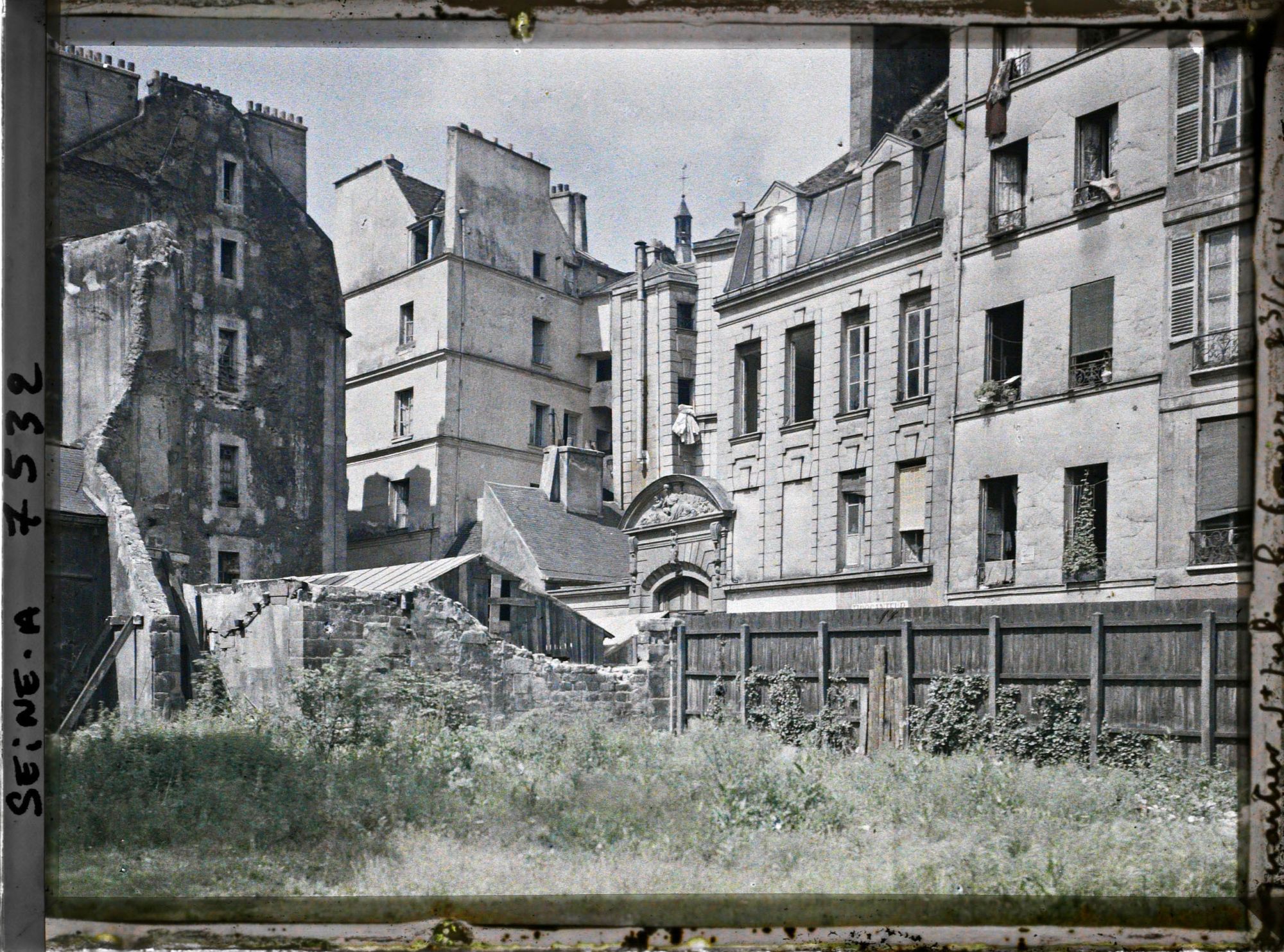 Image représentant La rue St-Julien-le-Pauvre, au niveau du numéro 12, vue de l'actuel square René Viviani