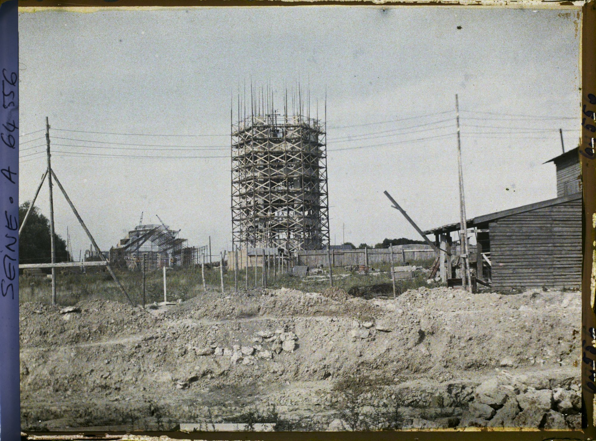 Image représentant Construction d'une tour pour l'Exposition coloniale internationale à Vincennes